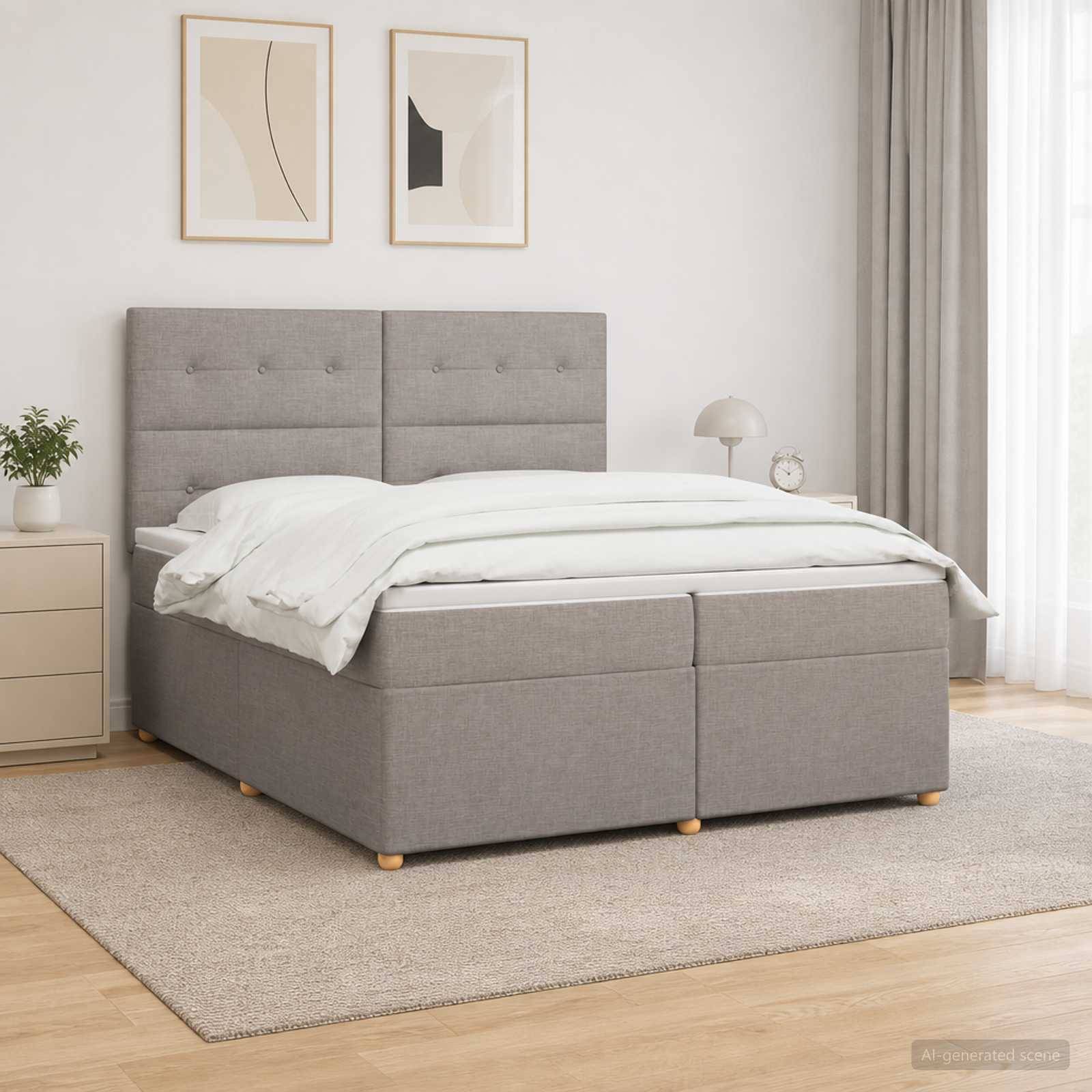 Modernes Schlafzimmer mit einem grau gepolsterten Bett, weißer Bettwäsche, Nachttisch, gerahmten Wandbildern und Gardinen.
