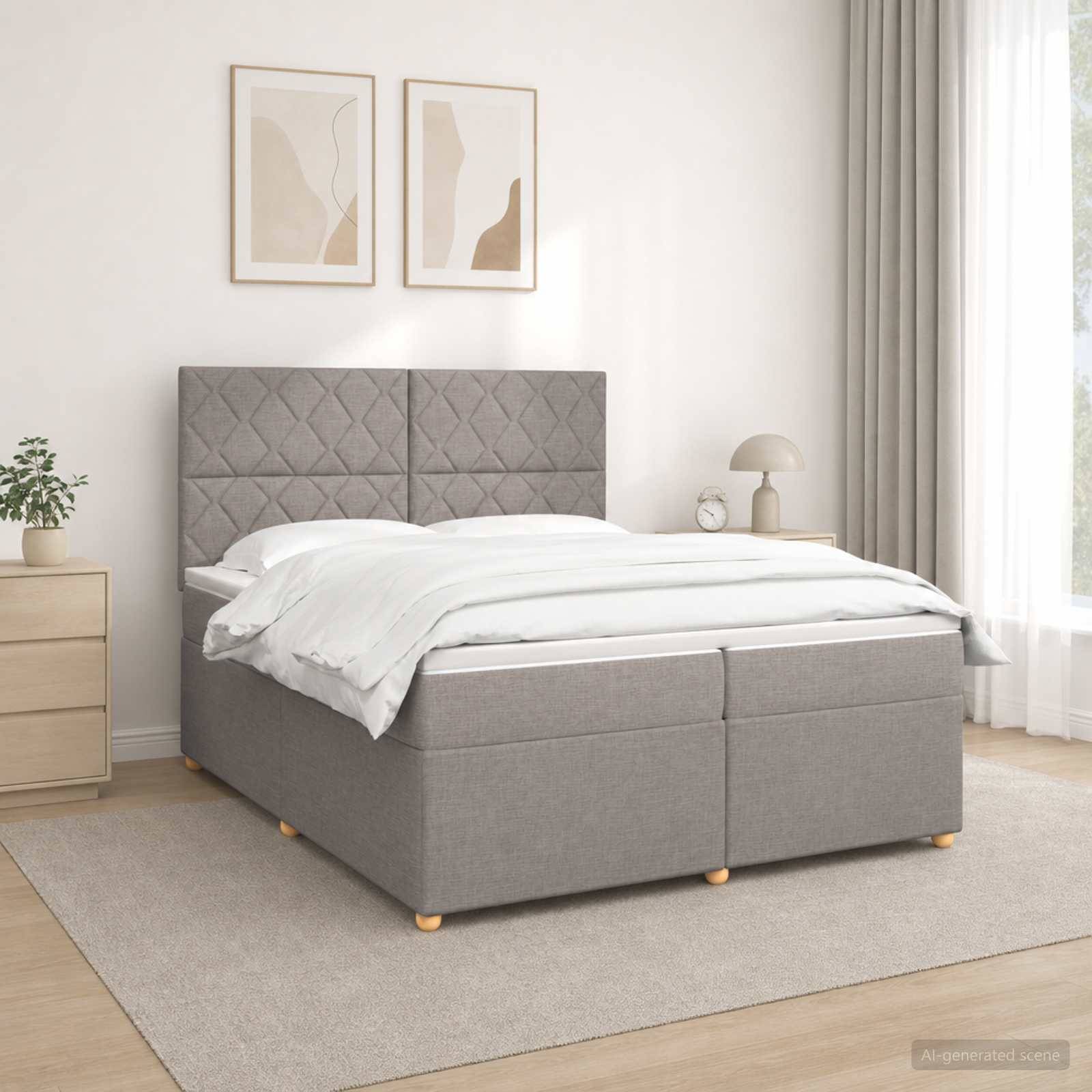 Modernes Schlafzimmer mit grauem gepolstertem Bett und Kopfteil, weißer Bettwäsche, Nachttisch, Wandbild im Rahmen, Lampe und durchsichtigen Vorhängen in weichen Neutraltönen.