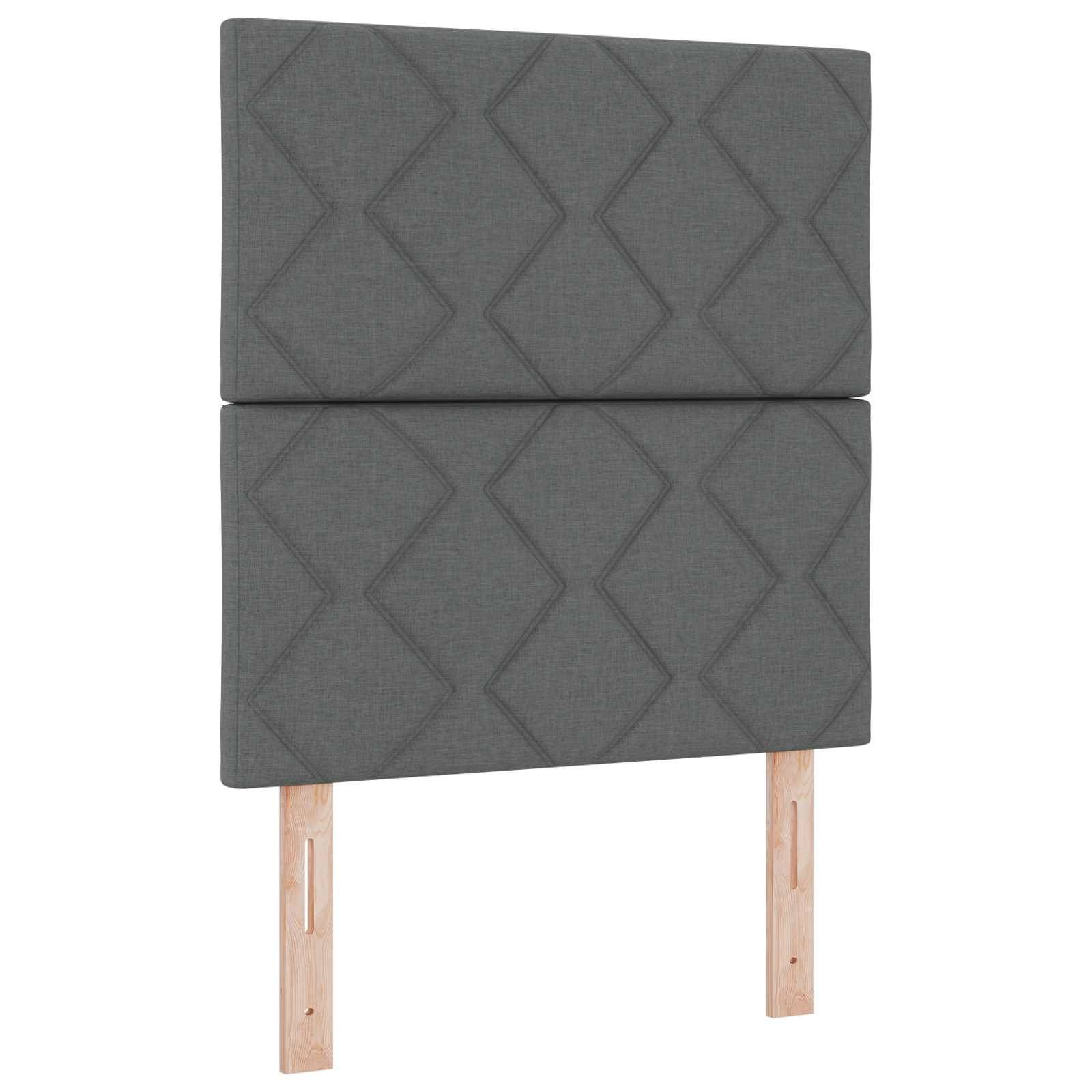 Graugepolstertes Kopfteil mit geometrischem Rautenmuster und zwei hellen Holzbeinen auf weißem Hintergrund.
