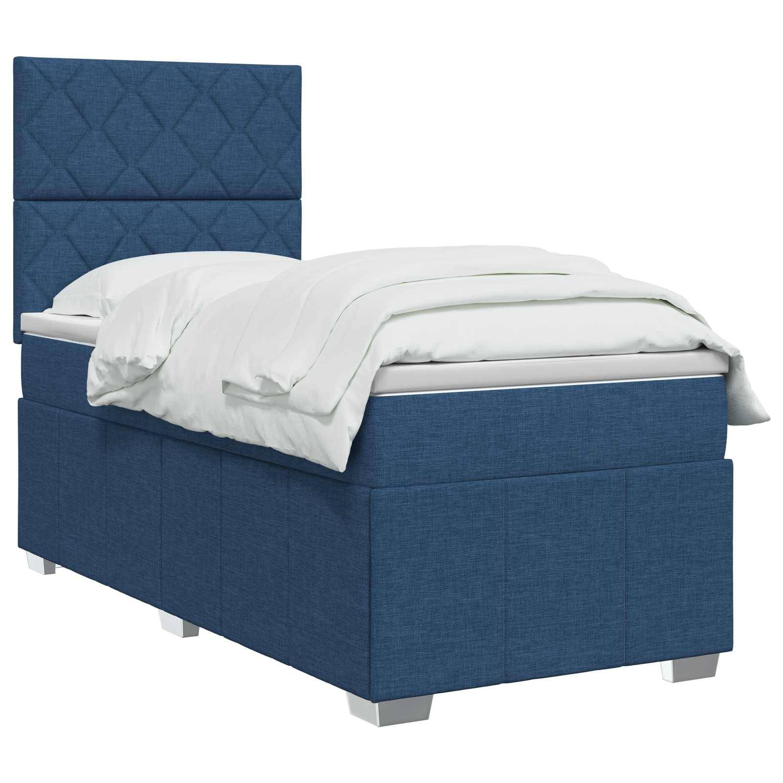 Blaues Bett mit Polsterung für eine Person mit hohem gepolstertem Kopfteil und weißer Bettwäsche auf weißem Hintergrund.