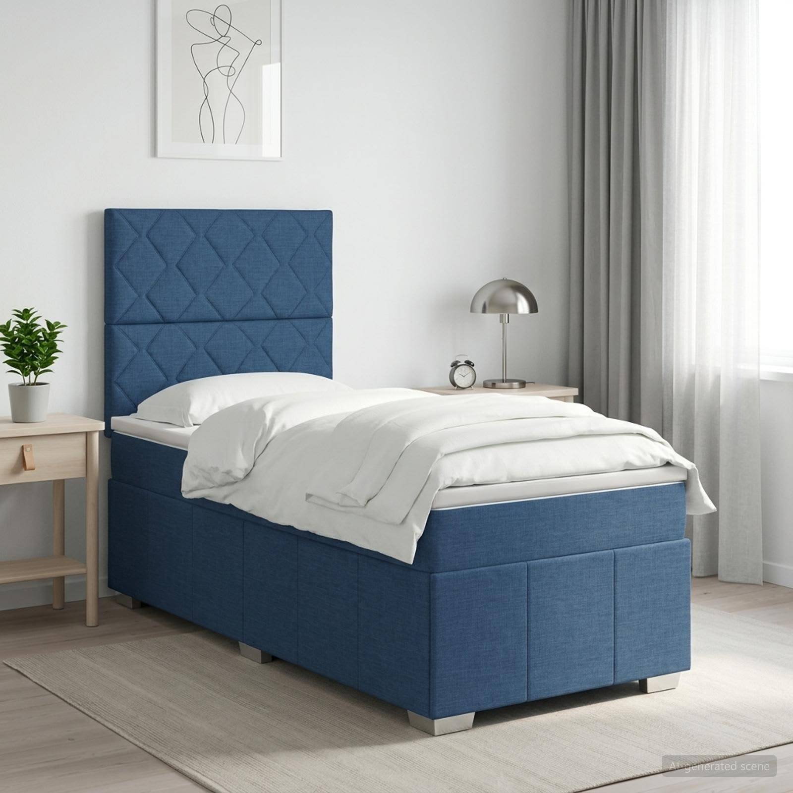 Blaugepolstertes Einzelbett mit weißer Bettwäsche in einem hellen, minimalistischen Schlafzimmer, neben einem Nachttisch, einer Lampe, einer Pflanze und durchscheinenden Vorhängen.