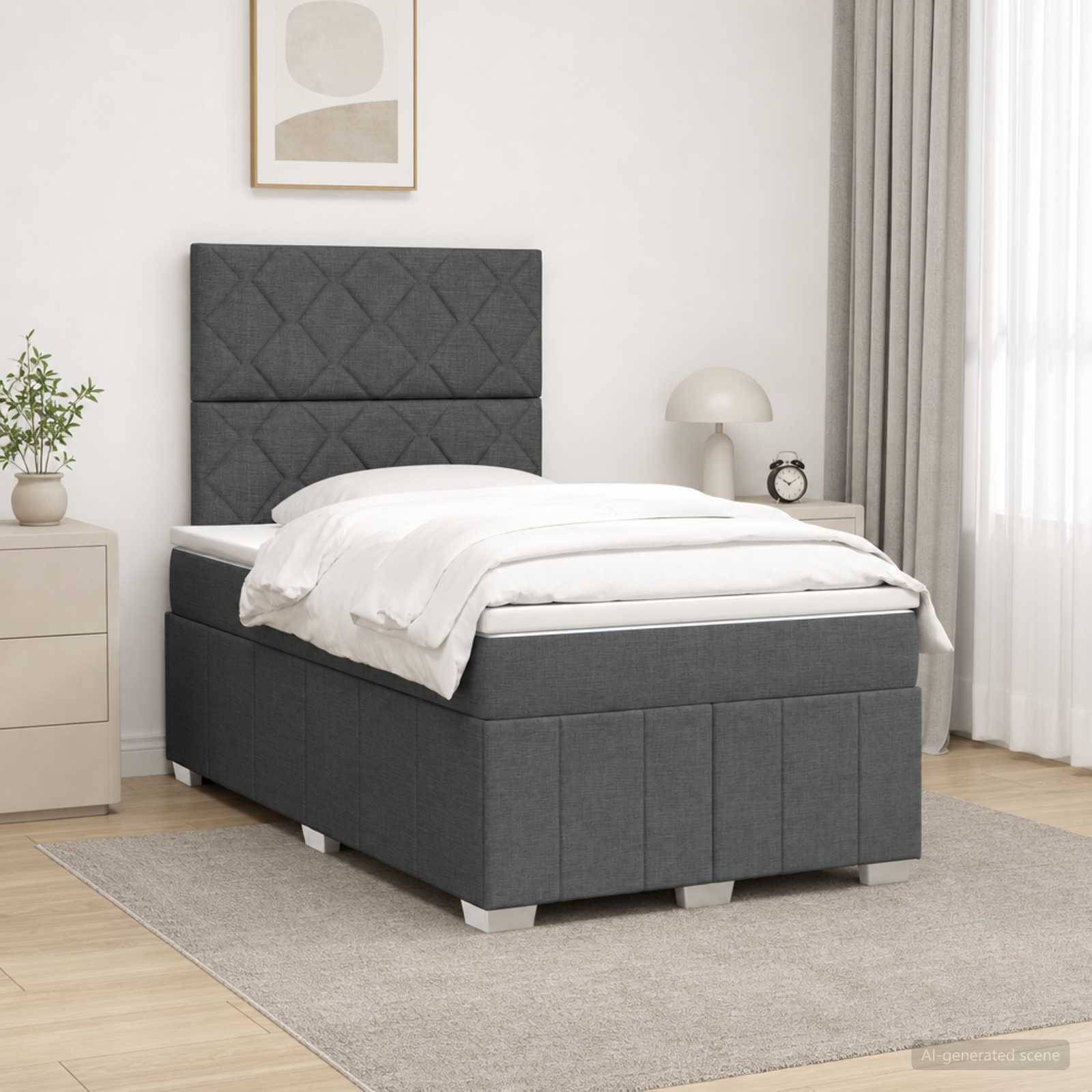 Ein ordentlich gemachtes dunkelgraues gepolstertes Bett mit hohem gestepptem Kopfteil in einem hellen minimalistischen Schlafzimmer, mit Nachttisch, Lampe und Teppich.