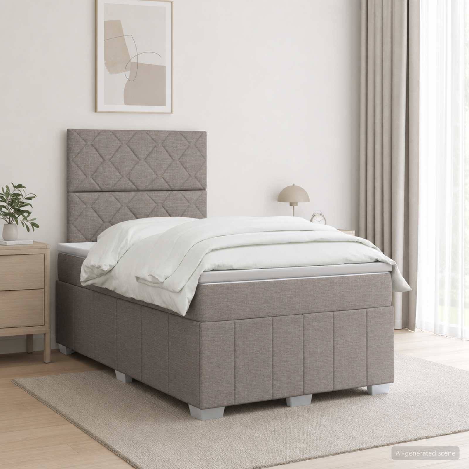 Modernes Schlafzimmer mit grauem Polsterbett, weißer Bettwäsche, Nachttisch, Lampe, Wandkunst und weicher neutraler Dekoration.