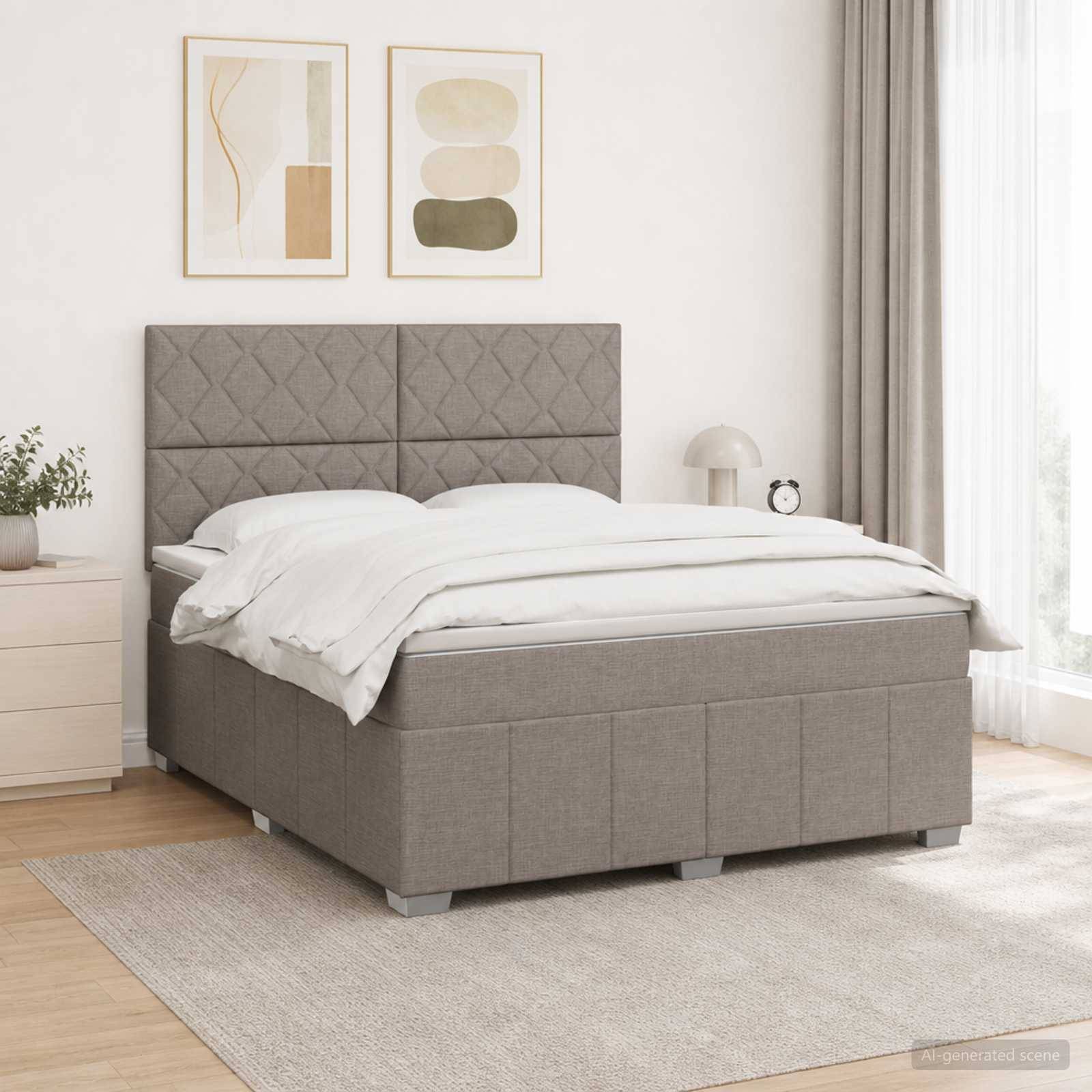 Ein ordentlich gemachtes Bett mit gepolstertem grauem Steppkopfteil und Bettrahmen in einem hellen, minimalistischen Schlafzimmer mit gerahmten Wandbildern und einem Nachttisch.