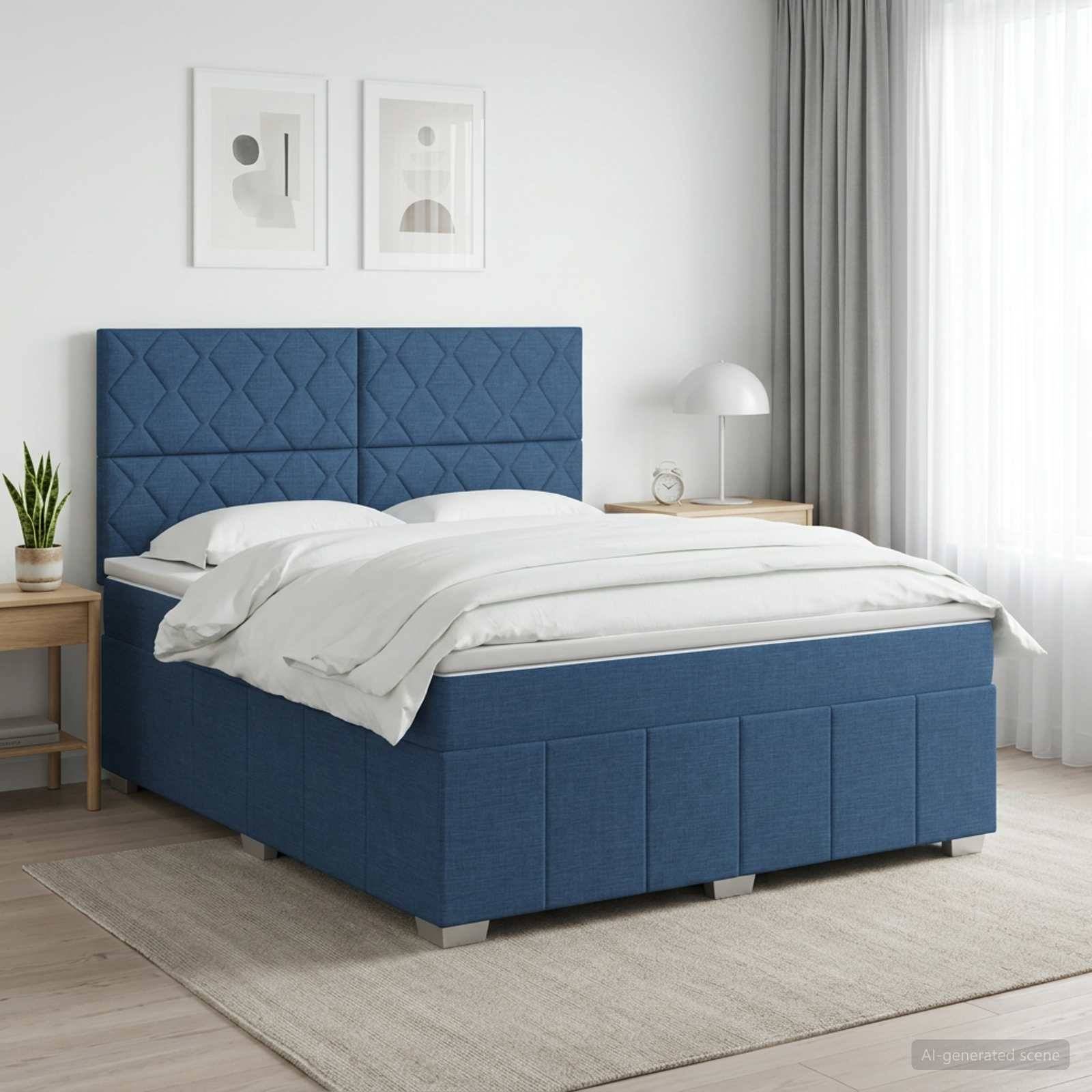 Blaugepolstertes Bett mit weißer Bettwäsche in einem minimalistischen Schlafzimmer, neben einem Nachttisch, einer Lampe, einer Pflanze und Wandkunst im Rahmen.