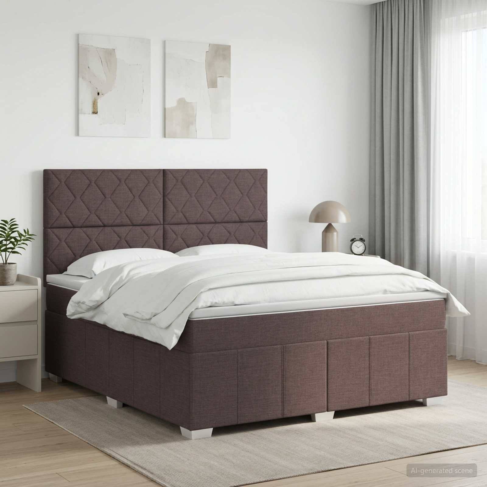 Modernes Schlafzimmer mit einem dunkel gepolsterten Bett, weißer Bettwäsche, Nachttisch, Lampe, Wandkunst und durchsichtigen Vorhängen in einem hellen minimalistischen Raum.