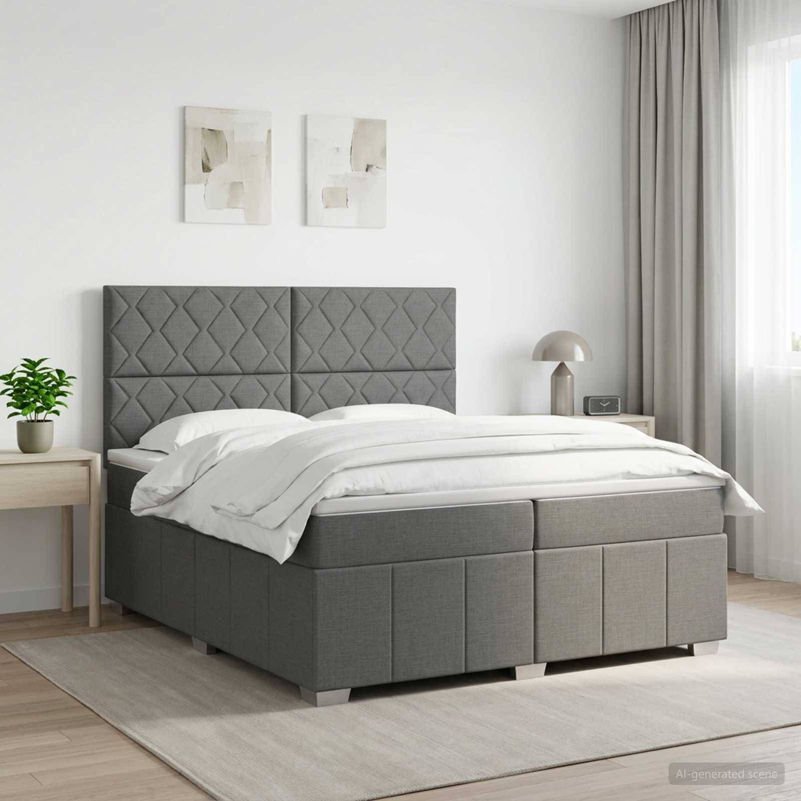 Modernes Schlafzimmer mit einem grau gepolsterten Bett, weißer Bettwäsche, Nachttischen, Lampe, Pflanze und transparenten Vorhängen in einem hellen, minimalistischen Raum.