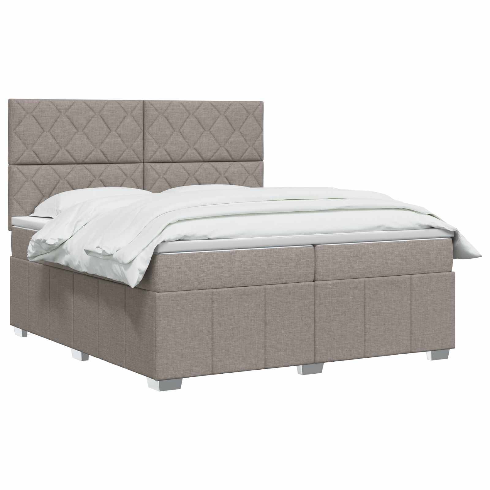 Gepolstertes beiges Doppelbett mit gepolstertem, rautengestepptem Kopfteil und weißer Bettwäsche, gezeigt vor einfachem weißem Hintergrund.
