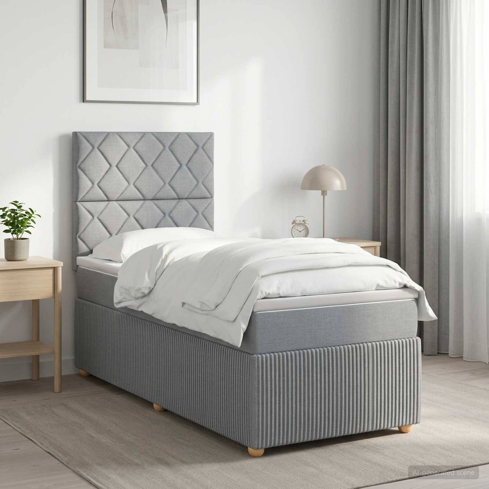 Ein ordentlich gemachtes Einzelbett mit grauem gepolstertem Kopfteil in einem hellen, minimalistischen Schlafzimmer neben einem Nachttisch, einer Lampe, einer Pflanze und Vorhängen.