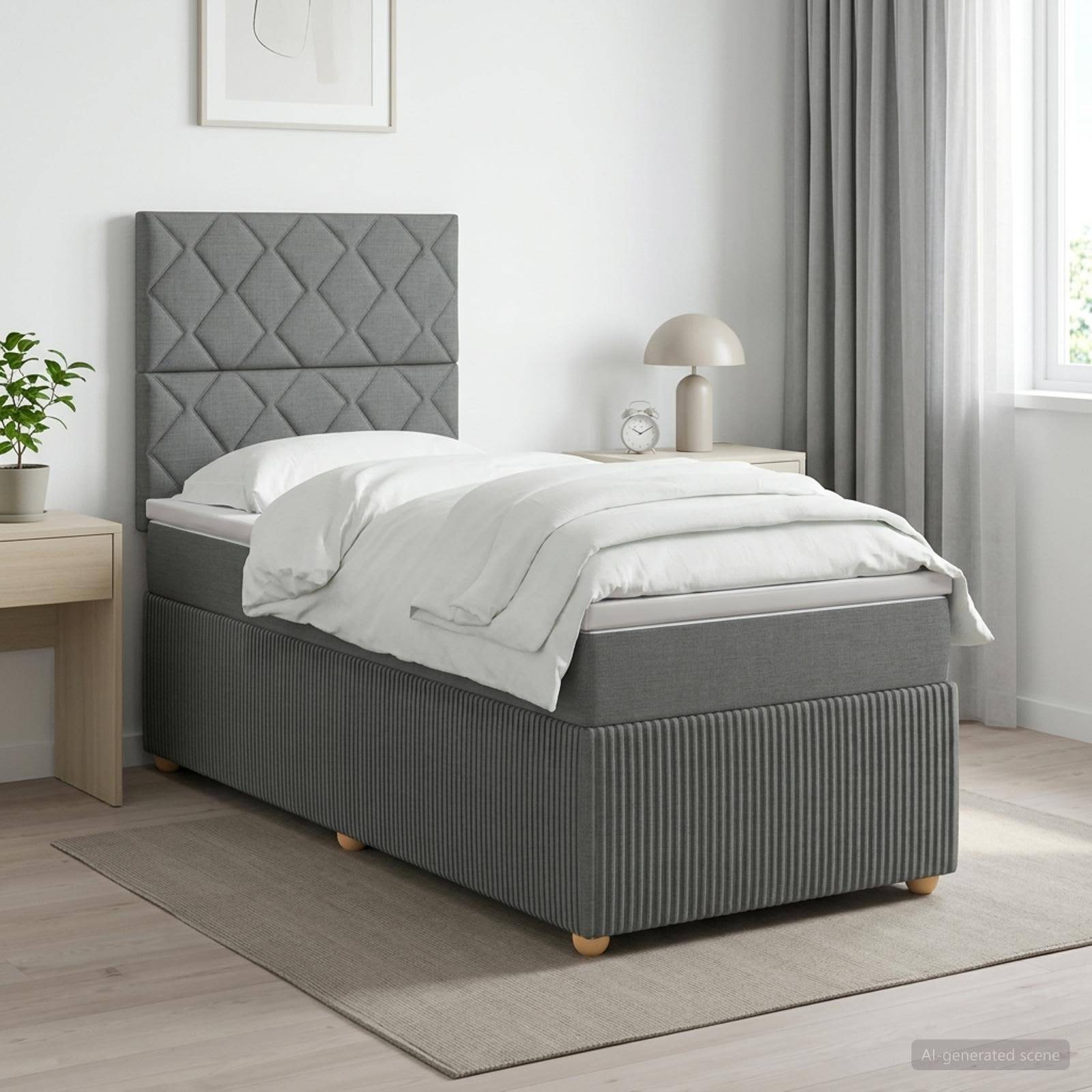 Ein einzelnes grau gepolstertes Bett mit gestepptem Kopfteil und weißer Bettwäsche in einem hellen, minimalistischen Schlafzimmer.