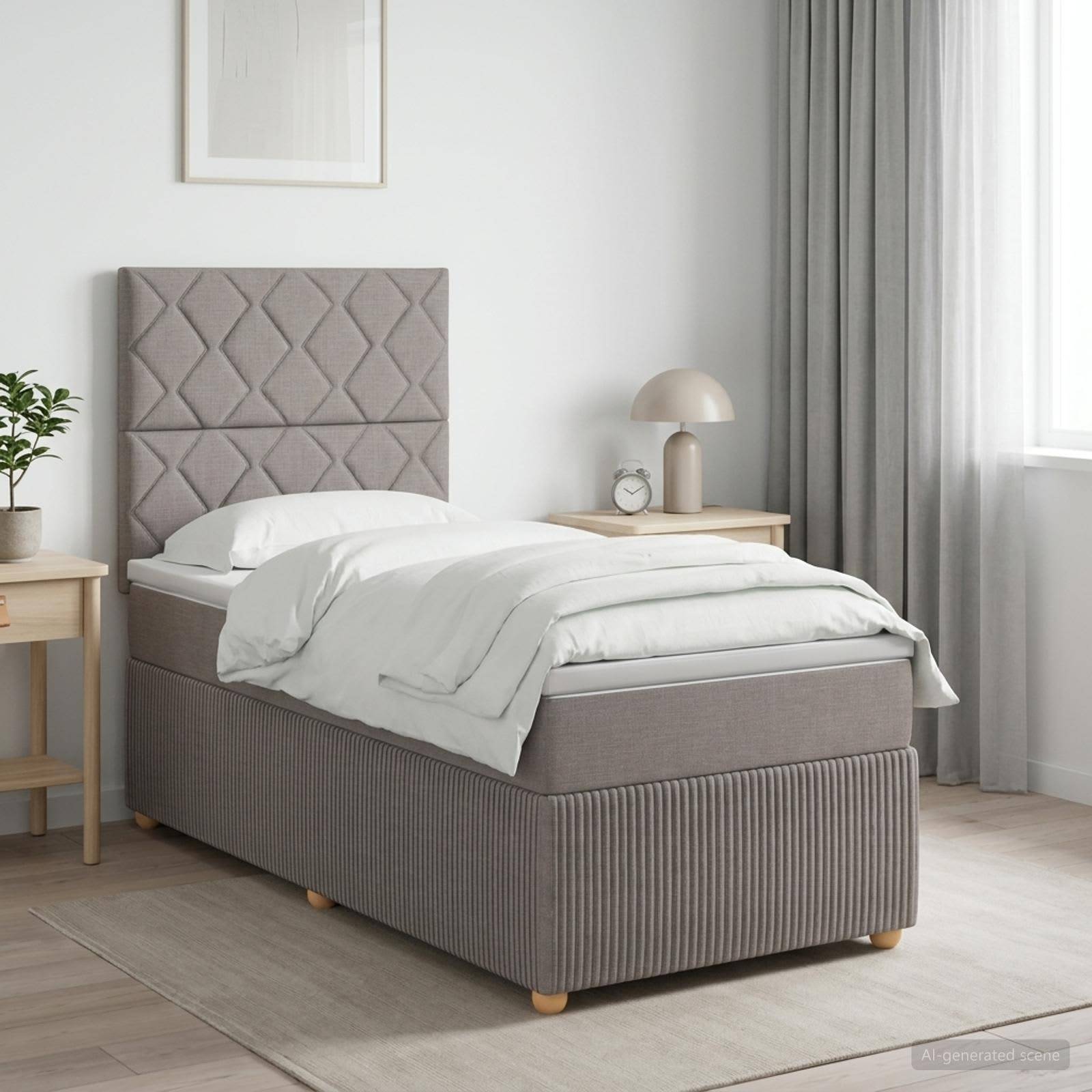 Modernes Schlafzimmer mit einem grau gepolsterten Einzelbett, weißer Bettwäsche, Nachttischen, Lampe, Uhr, Fenstergardinen und einem gerahmten Wanddruck.