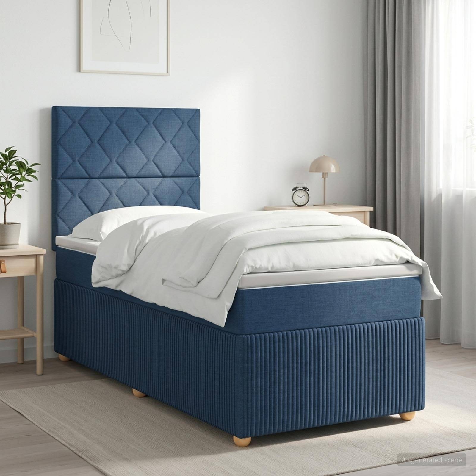 Blaues gepolstertes Einzelbett mit hohem, rauten-gestepptem Kopfteil, weiße Bettwäsche und Nachttische in einem hellen minimalistische Schlafzimmer.