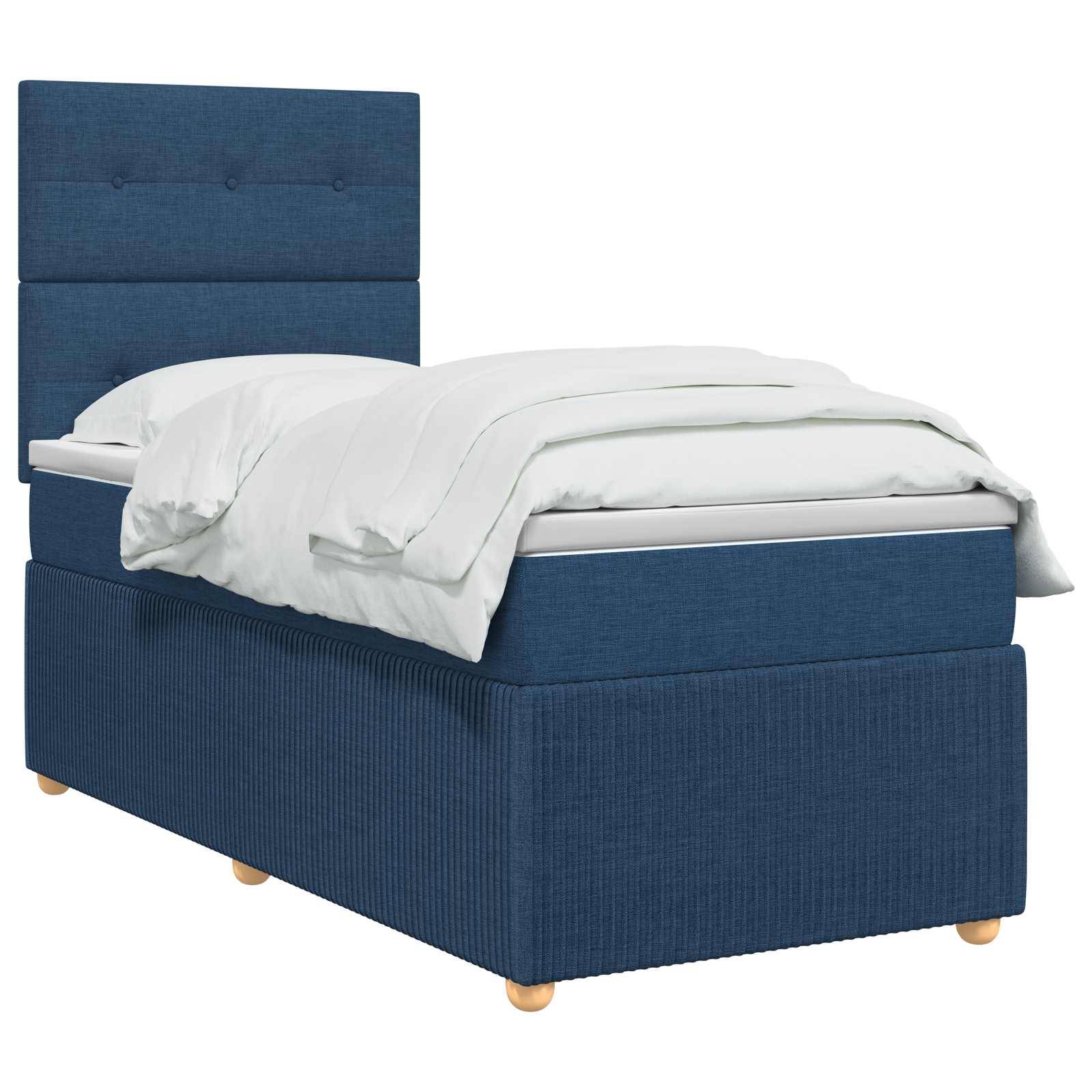 Blaugepolstertes Einzelbett mit hohem, gepolstertem Kopfteil und weißer Bettwäsche auf weißem Hintergrund.