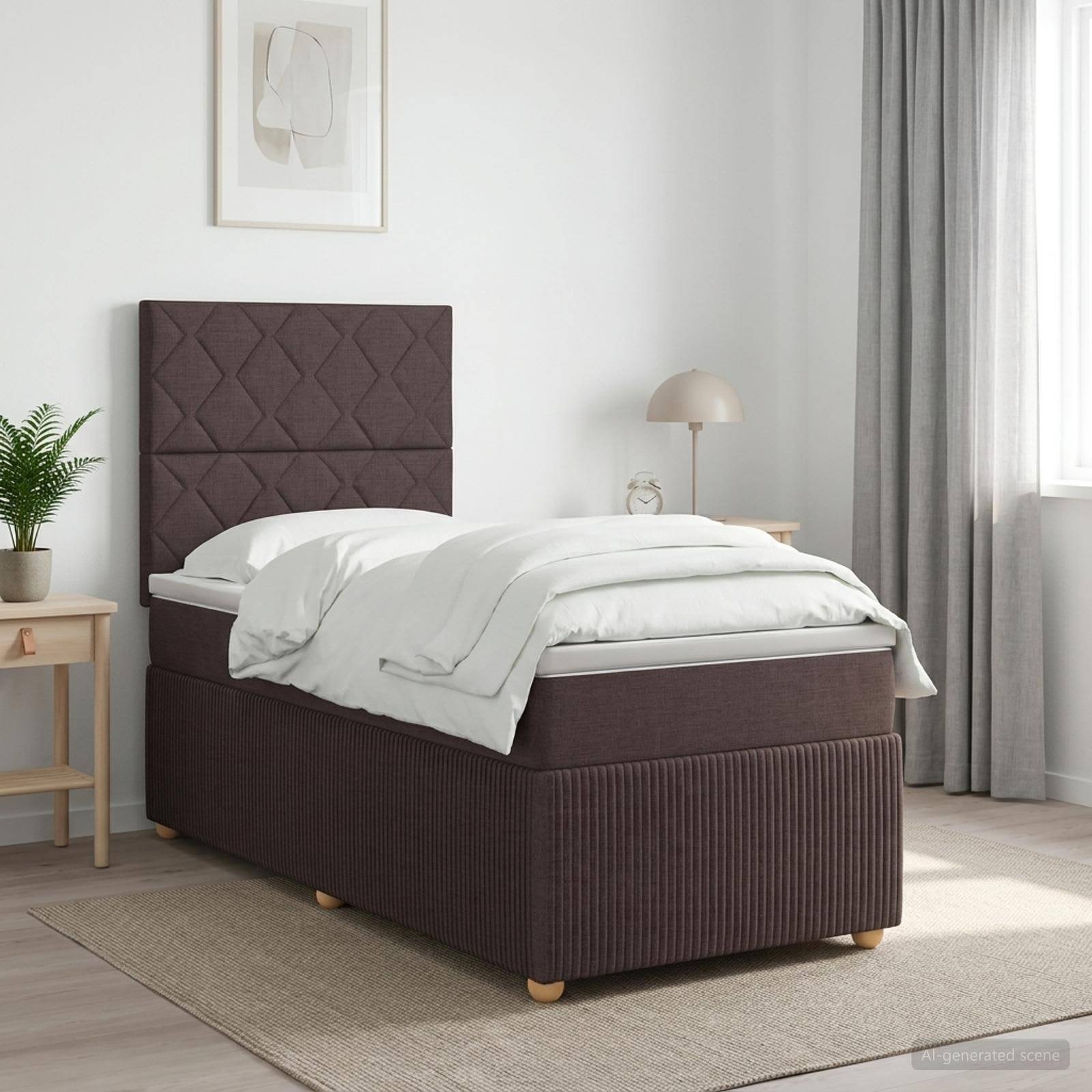 Dunkelbraun gepolstertes Einzelbett mit gestepptem Kopfteil, weiße Bettwäsche und Nachttische in einem hellen minimalistischen Schlafzimmer.