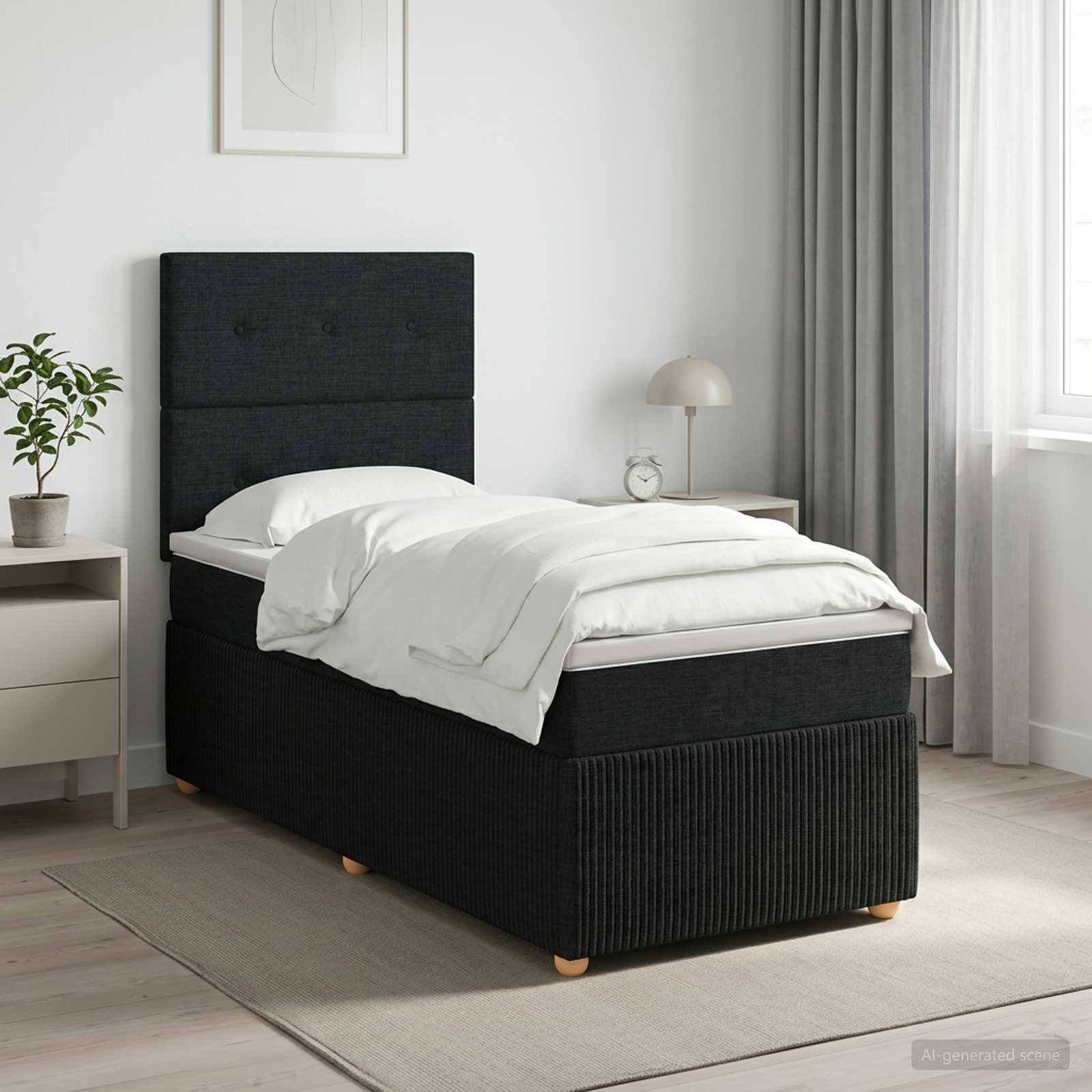 Ein ordentlich gemachtes Einzelbett mit dunkel gepolstertem Kopfteil und Bettrahmen steht in einem hellen, minimalistischen Schlafzimmer neben einem Nachttisch, einer Lampe, einer Pflanze und einem Fenster.