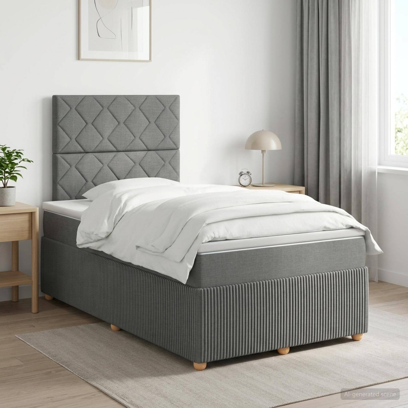 Graues Polsterbett mit gestepptem Kopfteil, weiße Bettwäsche, Nachttische, Lampe und Vorhänge in einem hellen modernen Schlafzimmer.