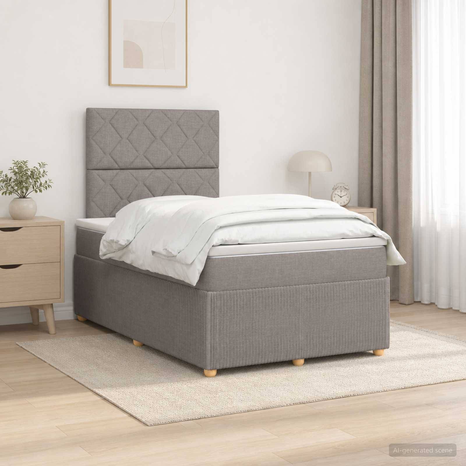 Grau gepolstertes Bett mit gestepptem Kopfteil in einem minimalistischen Schlafzimmer, gezeigt mit weißer Bettwäsche, Nachttisch, Lampe und Teppich.