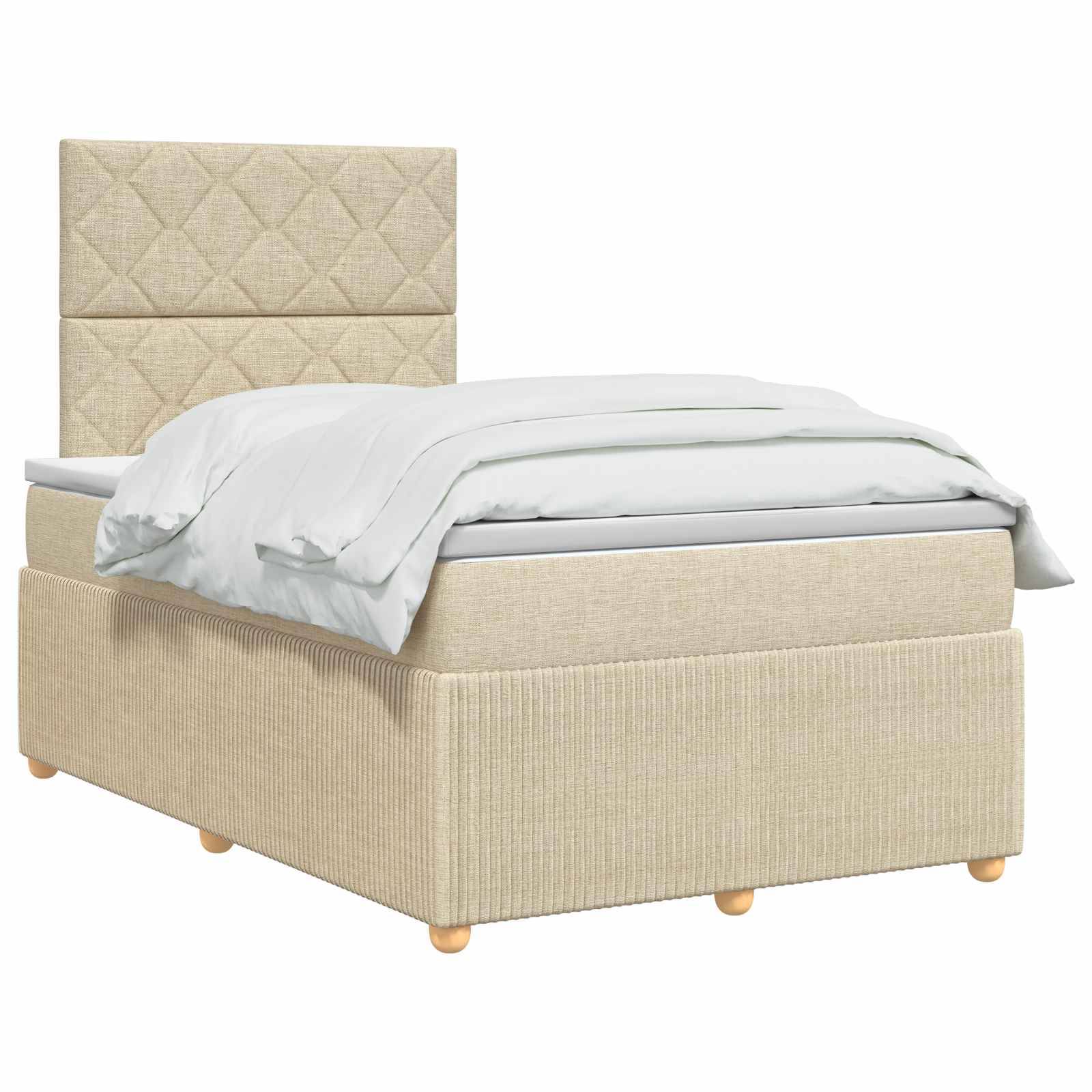 Beige gepolstertes Bett mit gestepptem Kopfteil und weißer Bettwäsche auf weißem Hintergrund.