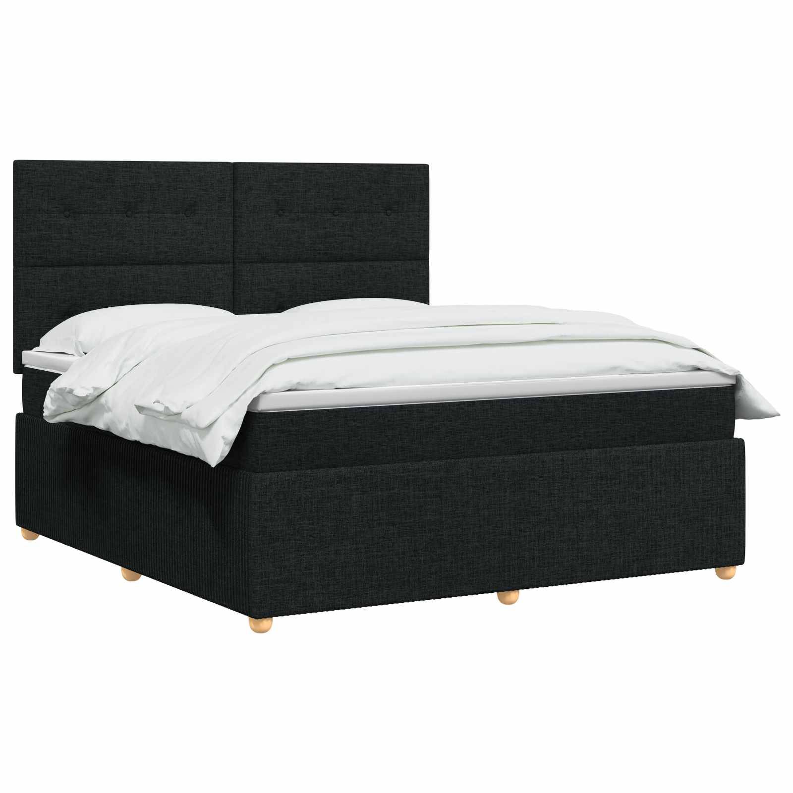 Schwarzes gepolstertes Bett mit hohem Kopfteil aus Paneelen, weiße Bettwäsche und Holzfüße auf einfachem Hintergrund.
