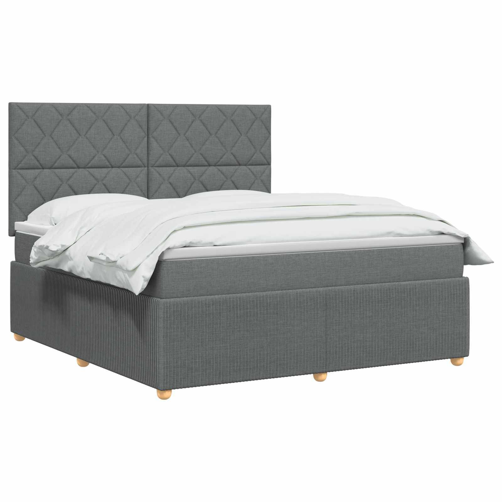 Grau gepolstertes Bett mit gestepptem Kopfteil und weißer Bettwäsche auf weißem Hintergrund.