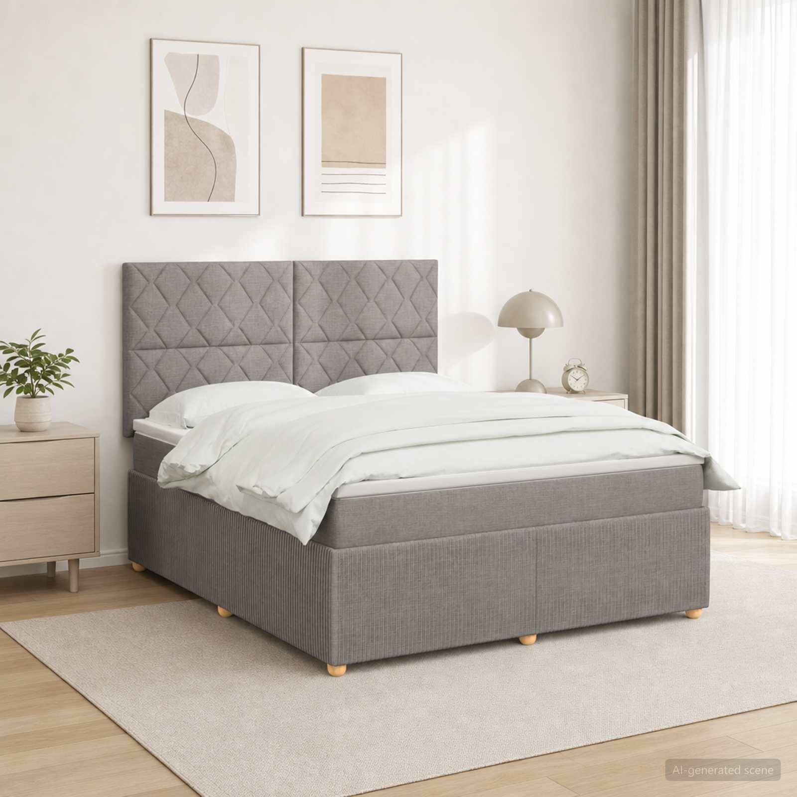 Grau gepolstertes Bett mit gestepptem Kopfteil in einem hellen, minimalistischen Schlafzimmer, gezeigt mit weißer Bettwäsche, Nachttischen, Kunstwerken und einem großen Teppich.