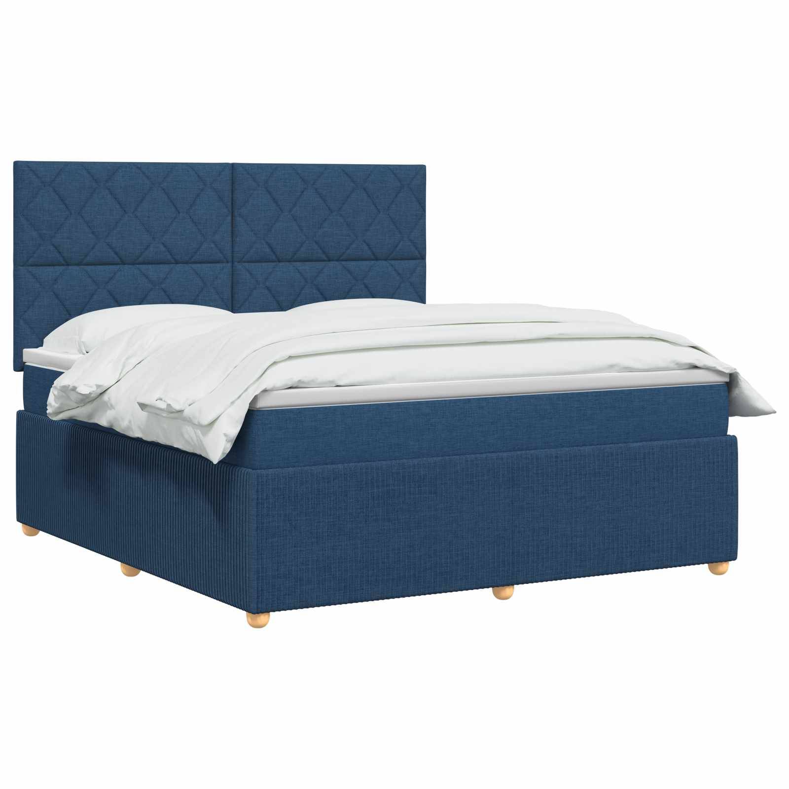 Bett mit blauem Polsterbezug, hohem gestepptem Kopfteil und weißer Bettwäsche auf einfachem weißen Hintergrund.