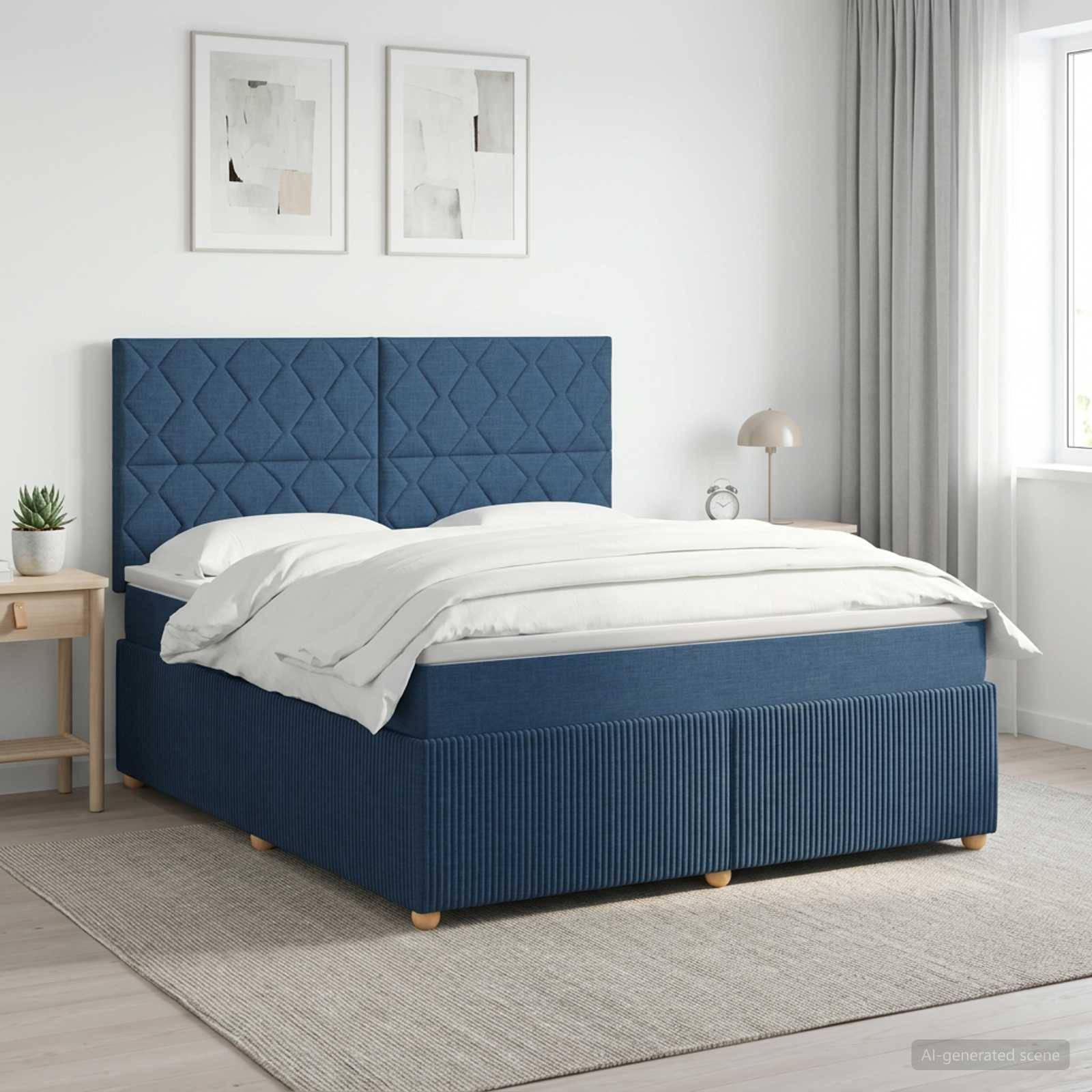 Blaues Polsterbett mit gestepptem Kopfteil in einem hellen minimalistischen Schlafzimmer, ausgestattet mit weißer Bettwäsche und flankiert von einem Nachttisch und einer Lampe.