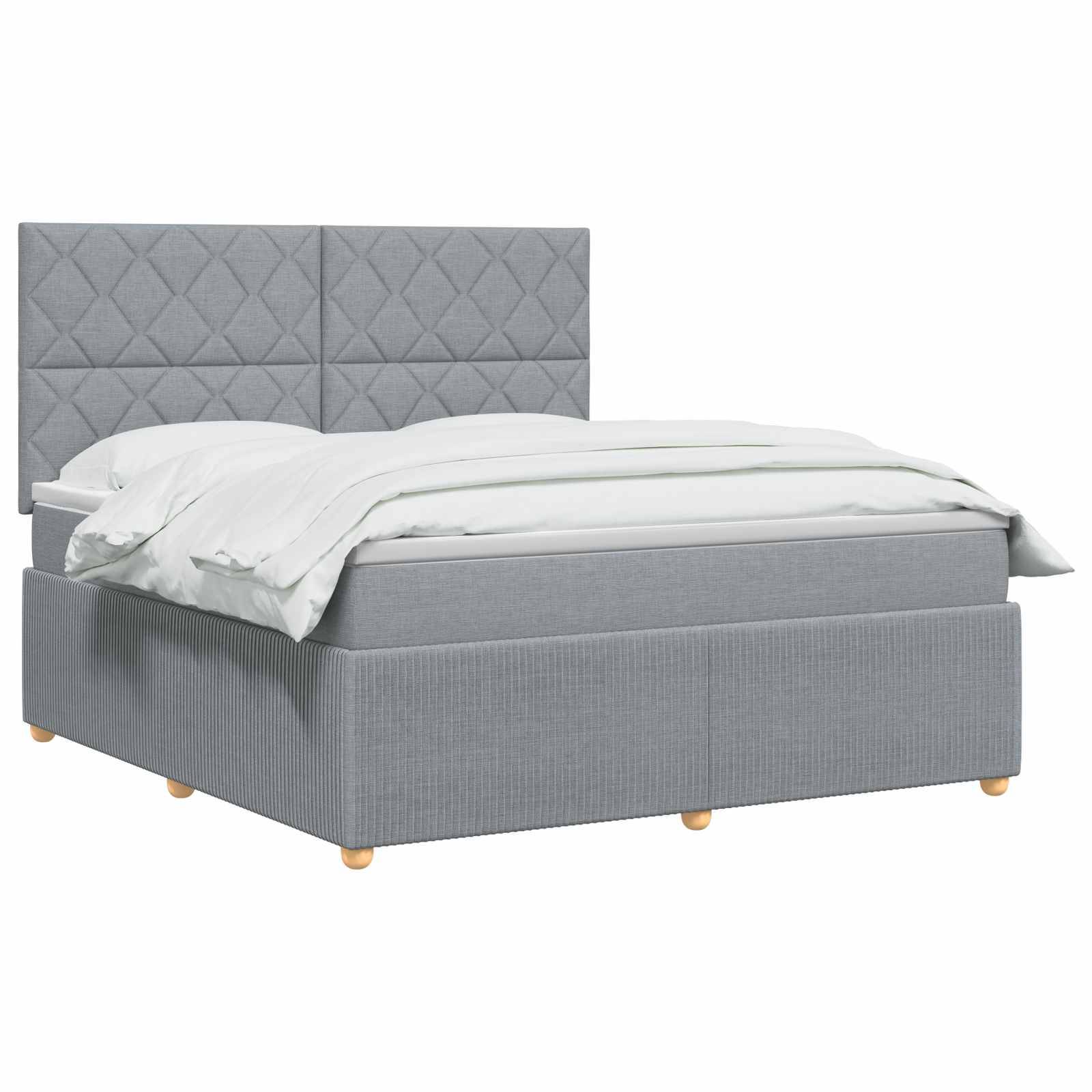 Grau gepolstertes Bett mit Kopfteil im Rautenmuster und weißer Bettwäsche auf weißem Hintergrund.