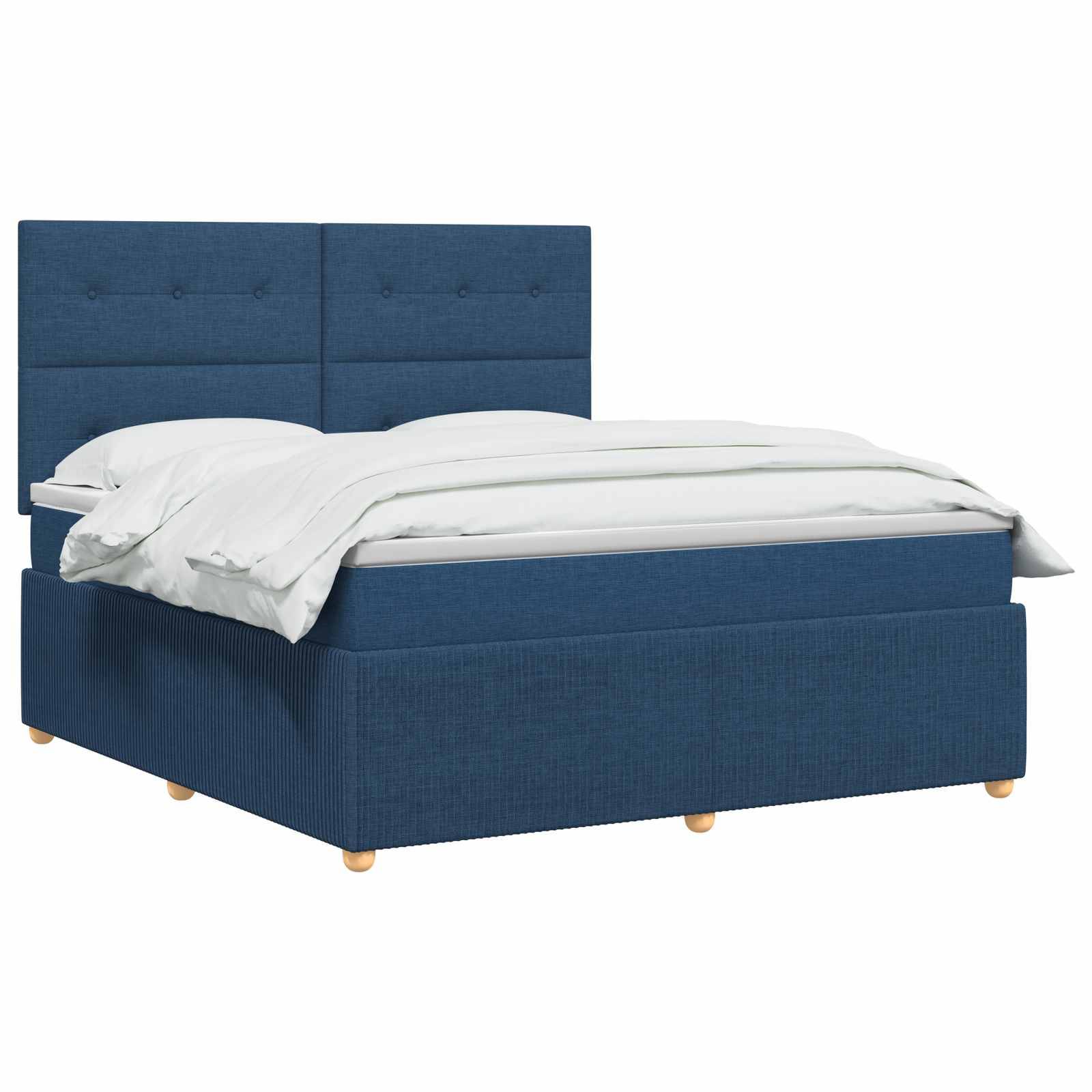 Bett mit blauem Polsterbezug, hohem gestepptem Kopfteil und weißer Bettwäsche vor weißem Hintergrund.