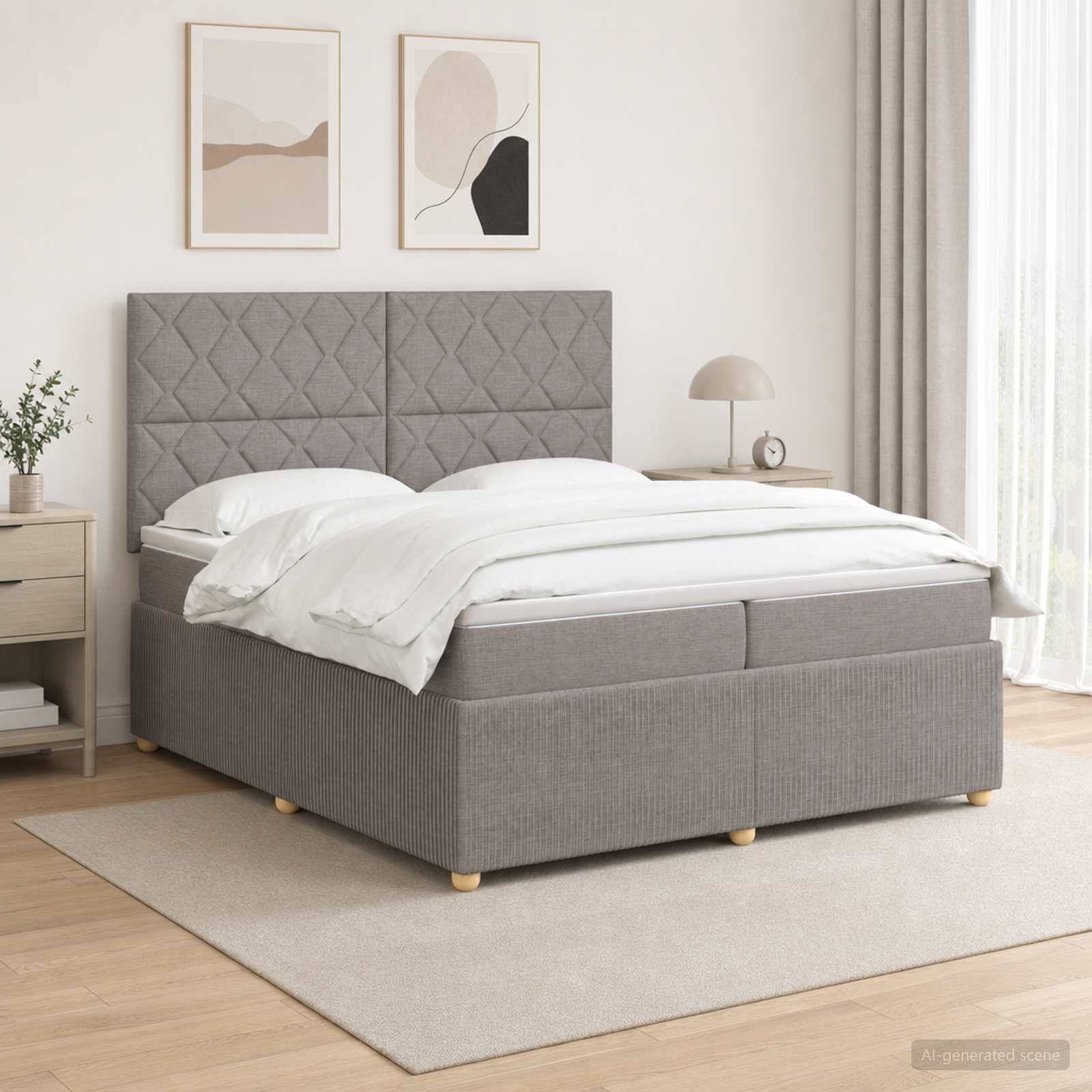 Modernes graues gepolstertes Bett mit rautengestepptem Kopfteil, weiße Bettwäsche, Nachttisch, Lampe und minimalistische Wandkunst in einem hellen Schlafzimmer.