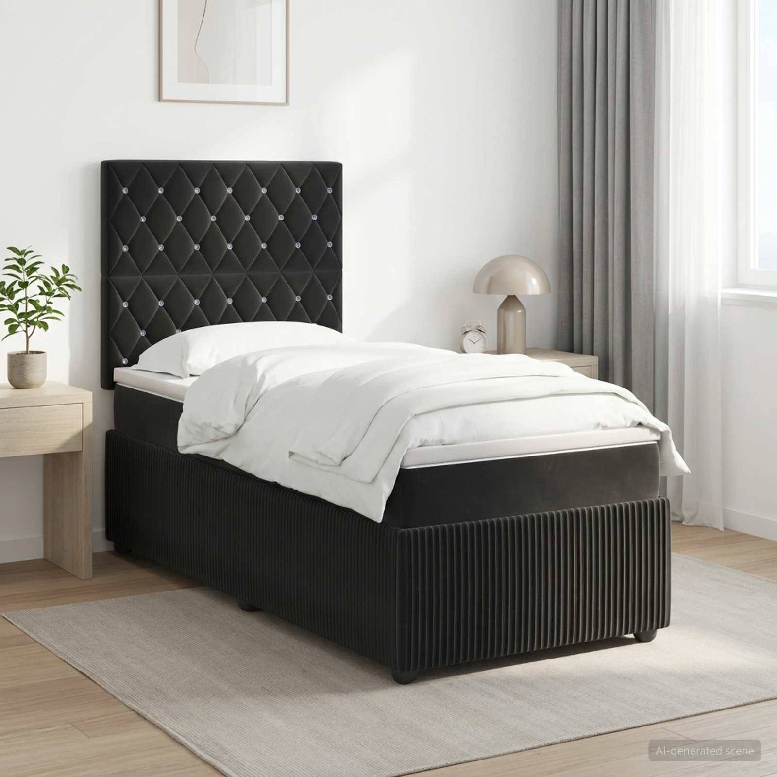 Modernes Schlafzimmer mit einem schwarz gepolsterten Einzelbett und gestepptem Kopfteil, weißer Bettwäsche, Nachttischen, Lampe, Pflanze und leichten Vorhängen.