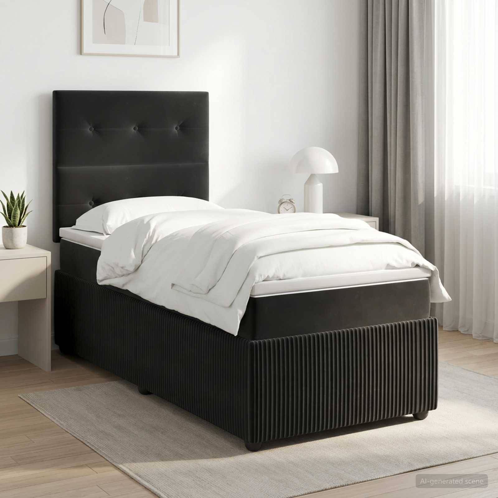 Modernes Schlafzimmer mit einem schwarzen gepolsterten Einzelbett, weißer Bettwäsche, Nachttisch, Lampe und leichten Vorhängen in einem hellen, minimalistischen Raum.