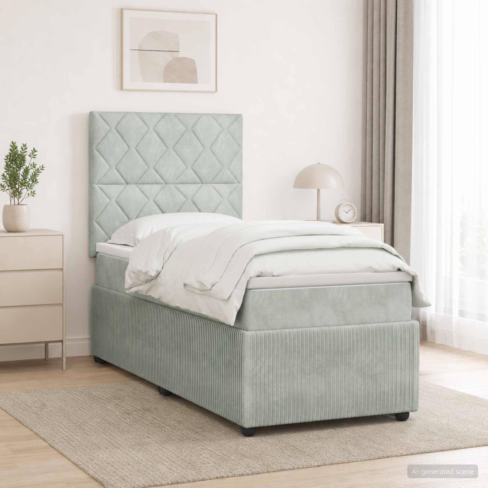 Ein hellmintgrünes, gepolstertes Einzelbett mit rautengestepptem Kopfteil in einem hellen, minimalistischen Schlafzimmer mit Nachttisch, Lampe, Teppich und Vorhängen.