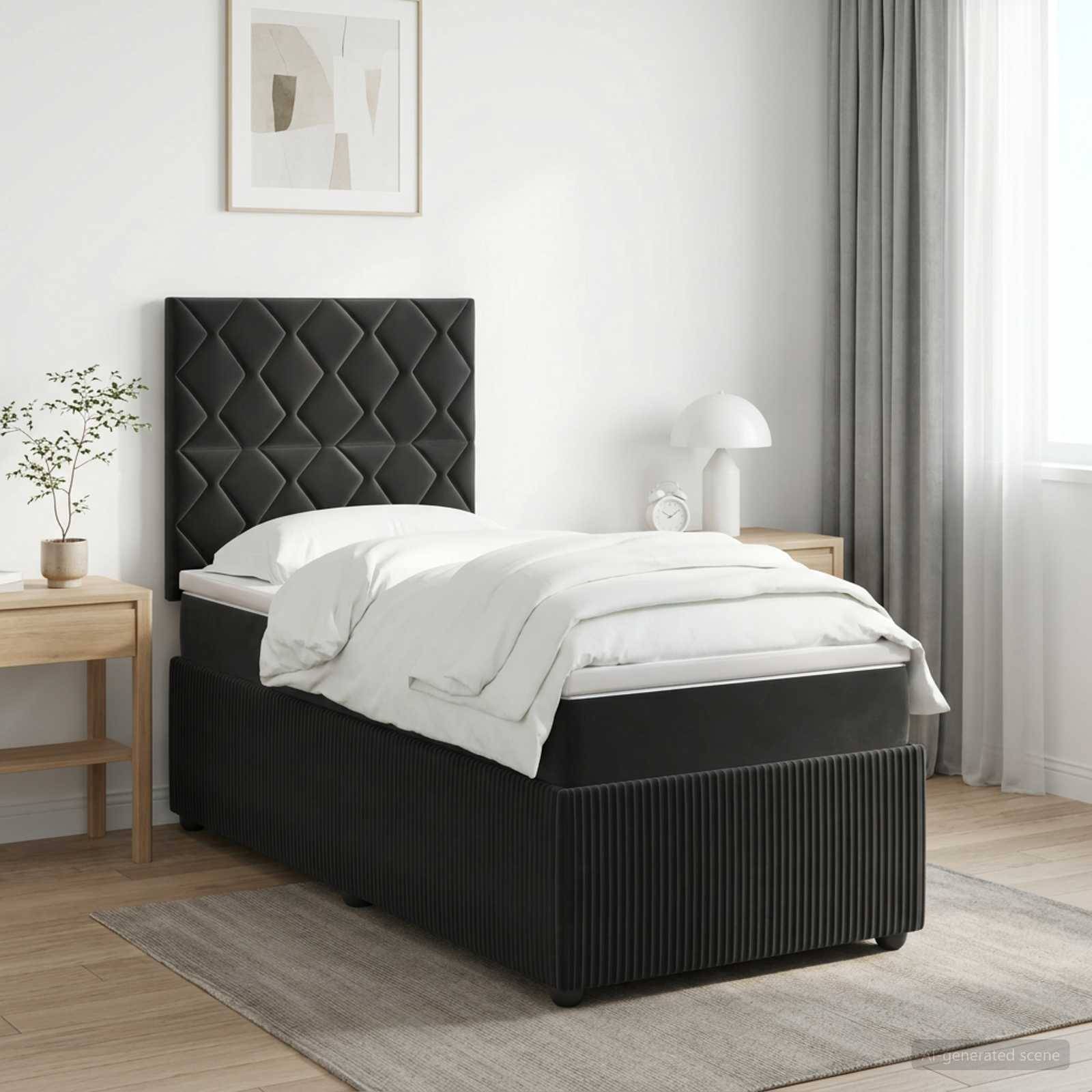 Minimales Schlafzimmer mit einem schwarz gepolsterten Bett, weißer Bettwäsche, Nachttischen, gerahmten Wandbildern und einem Fenster mit Vorhängen.