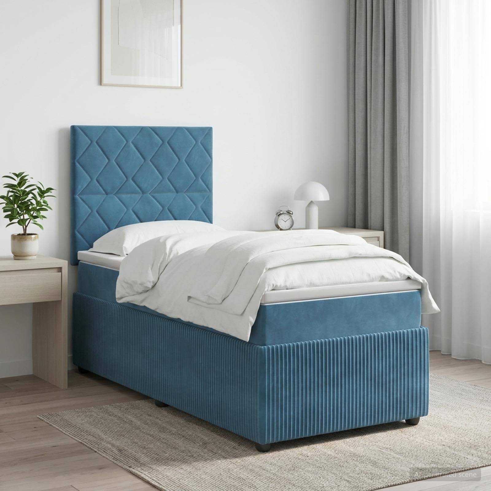 Bett mit blauem Polsterbezug und gestepptem Kopfteil, weiße Bettwäsche und Nachttische in einem hellen, minimalistischen Schlafzimmer.