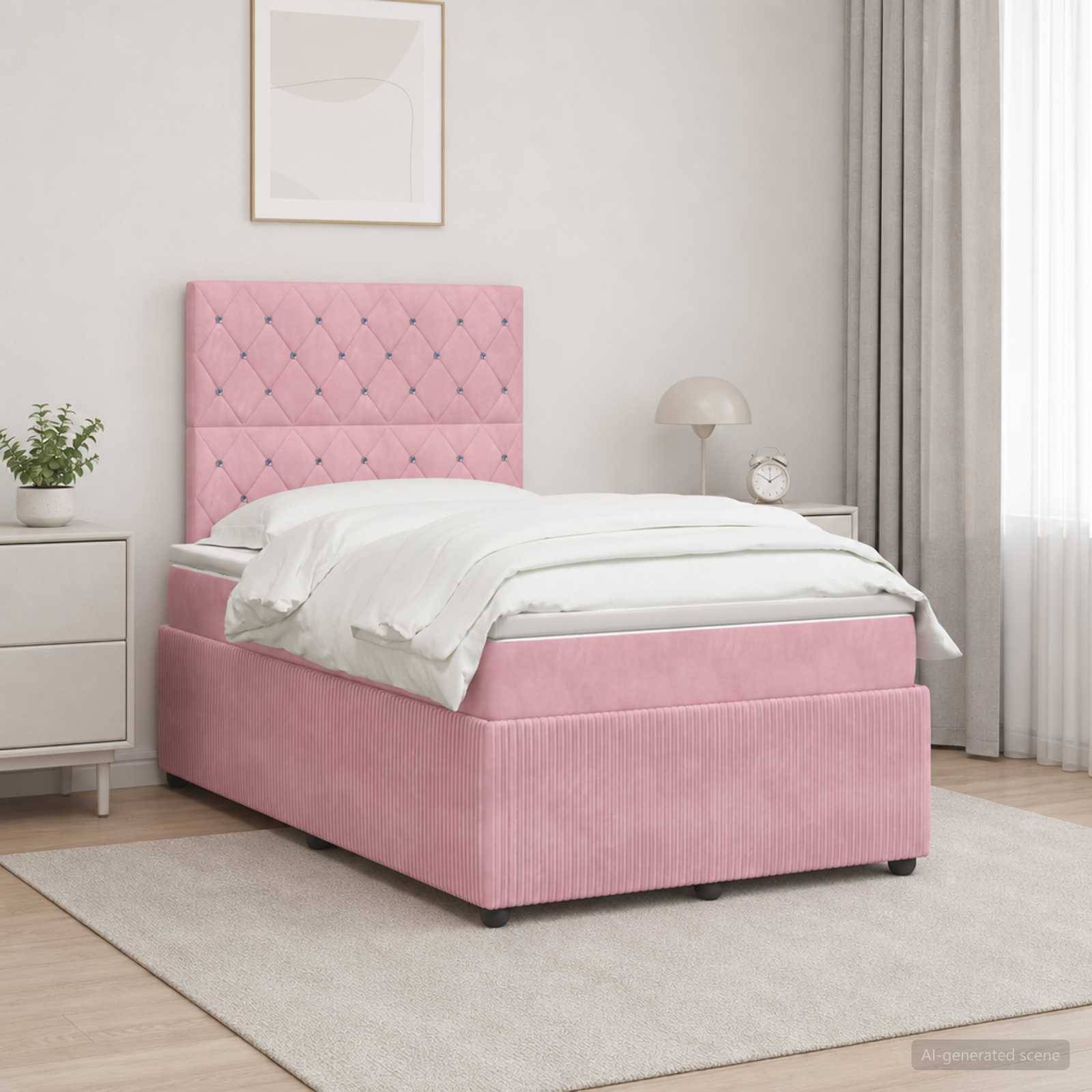 Rosiges gepolstertes Einzelbett mit gestepptem Kopfteil und weißer Bettwäsche in einem hellen minimalistische Schlafzimmer mit Nachttisch, Lampe, Pflanze und Vorhang.