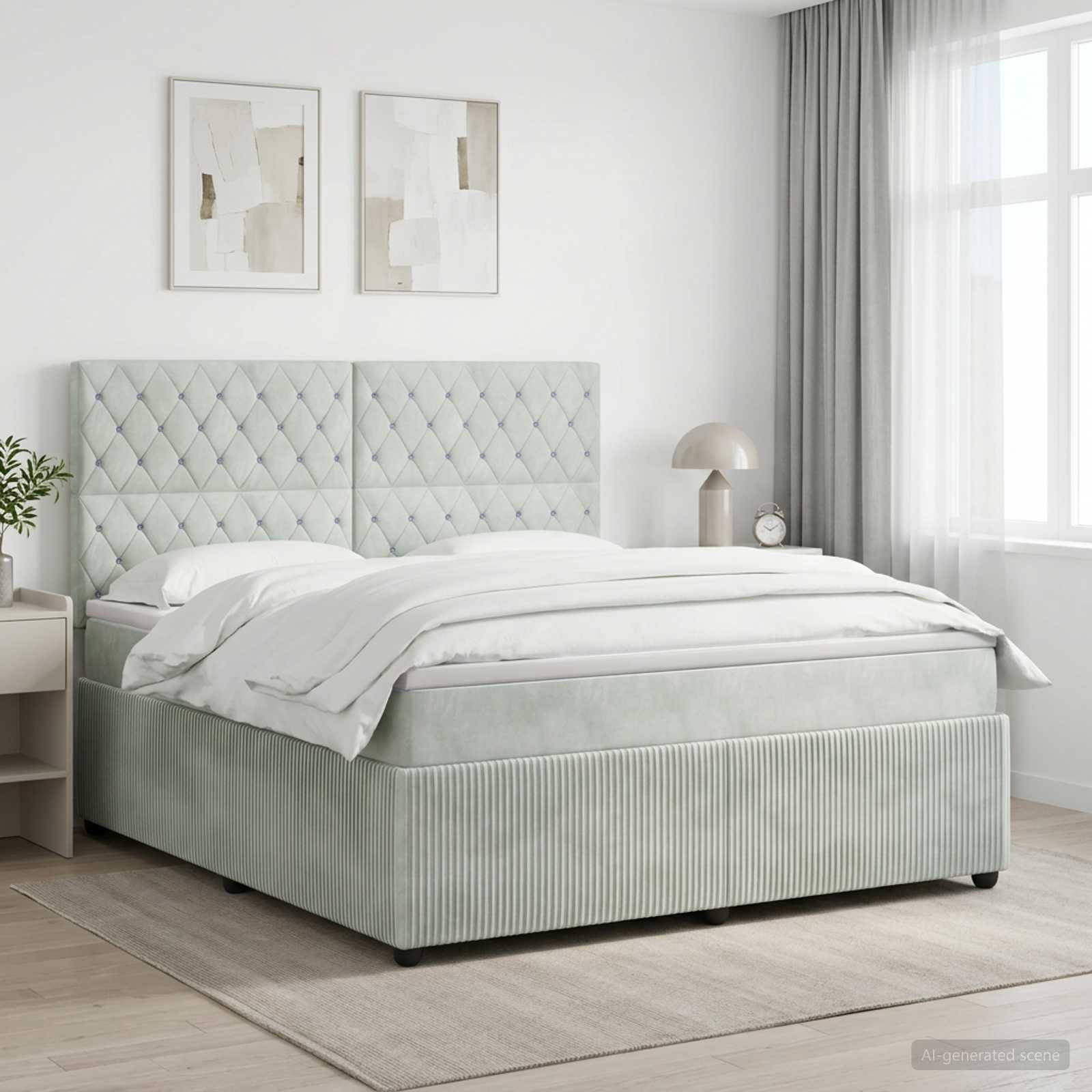 Ein hellsalbei-gepolstertes Bett mit gestepptem Kopfteil, weißer Bettwäsche und passendem bankartigen Sockel in einem hellen, minimalistischen Schlafzimmer.