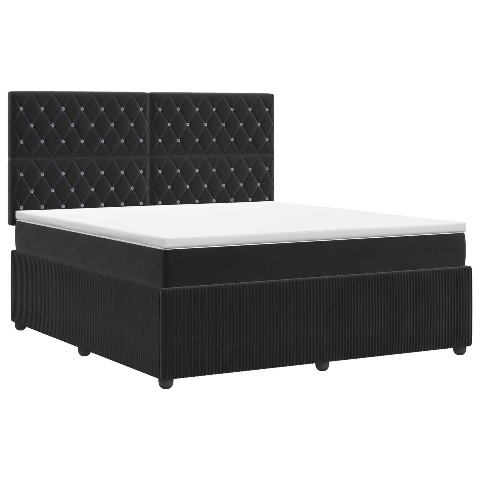 Schwarzes gepolstertes Bett mit gepolstertem, gestepptem Kopfteil und weißer Matratze auf einfachem Studio-Hintergrund.