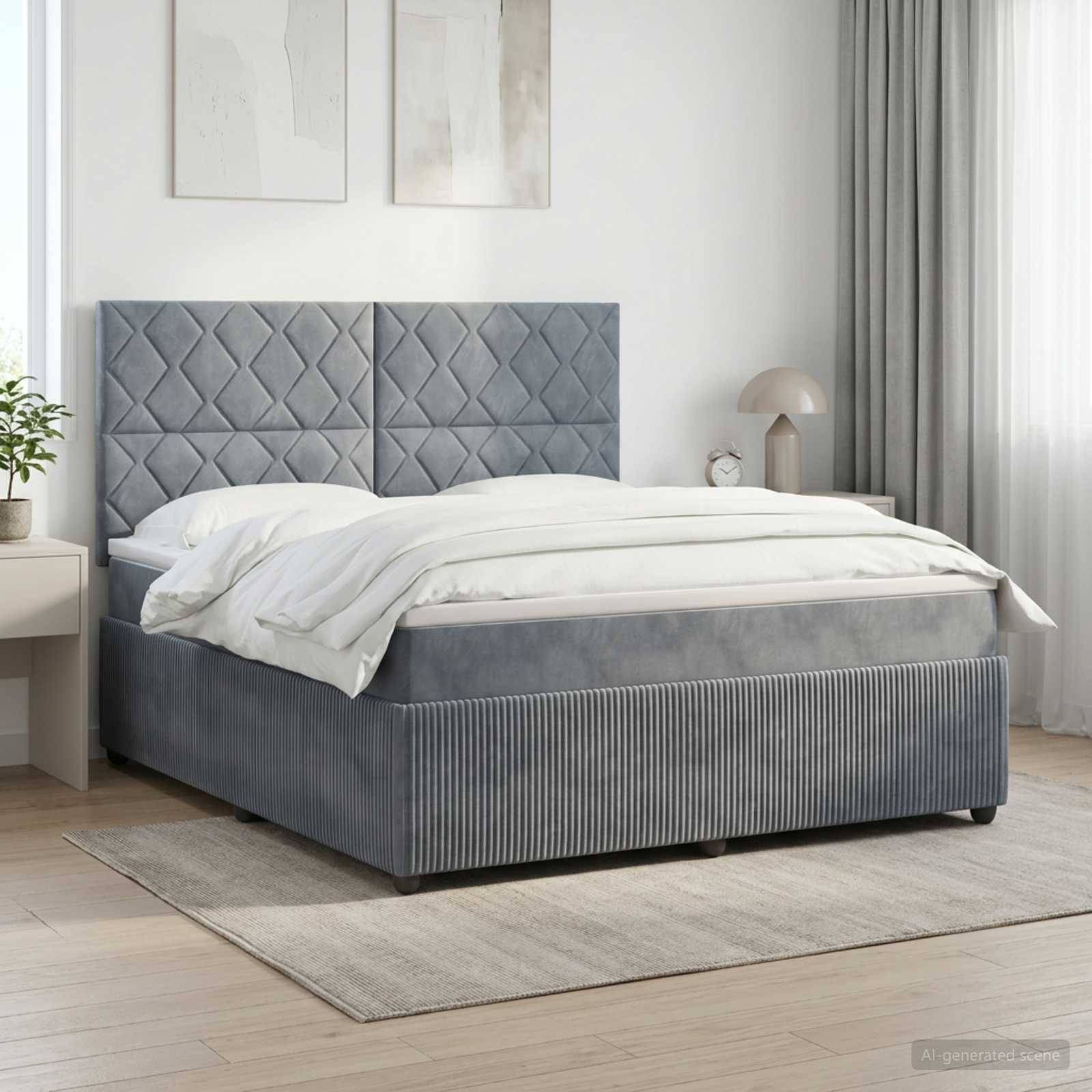 Grau gepolstertes Bett mit diamantgestepptem Kopfteil, weiße Bettwäsche und Nachttischlampe in einem hellen minimalistischen Schlafzimmer.