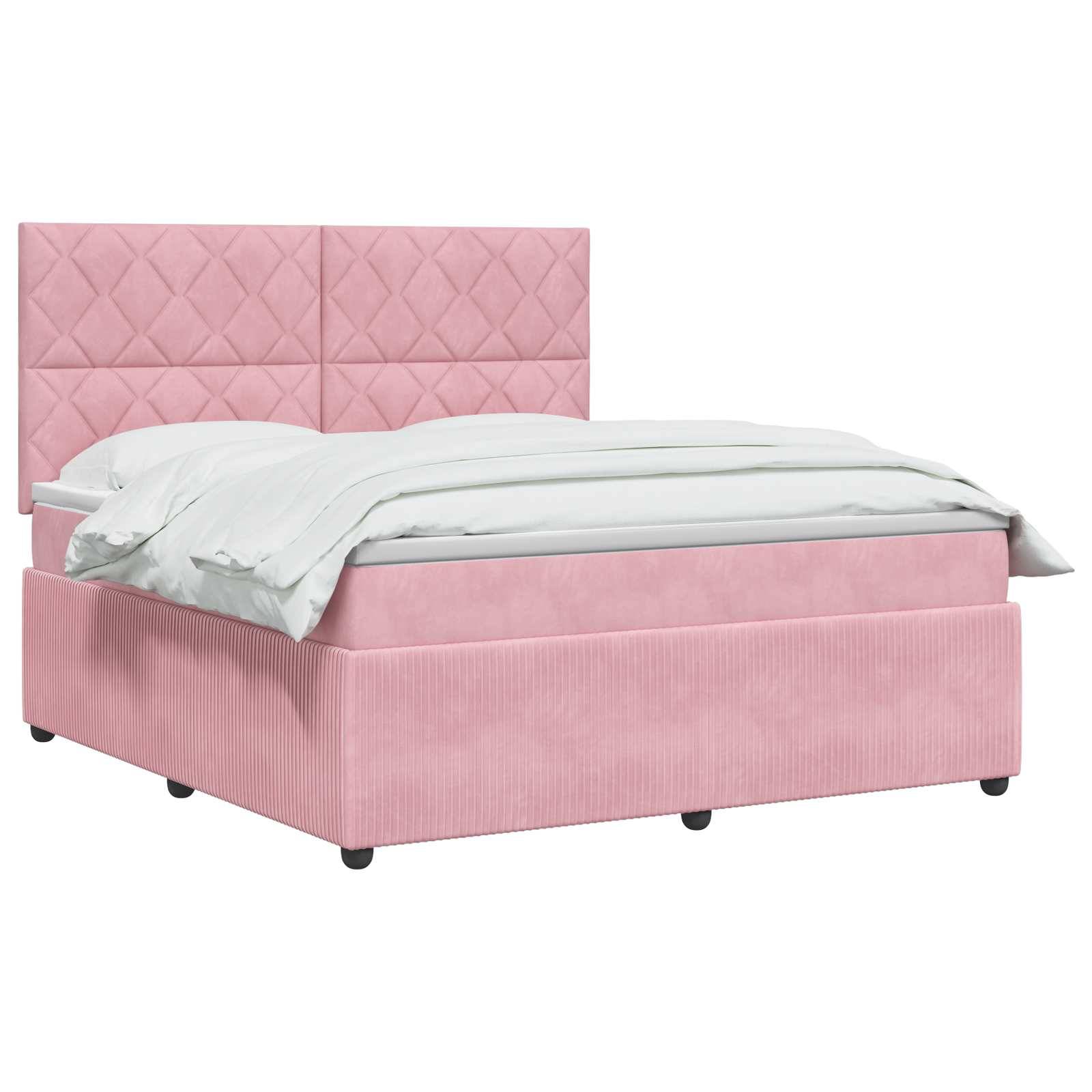 Rosa gepolstertes Bett mit rautengestepptem Kopfteil und weißer Bettwäsche auf einem Sockel mit Stauraum.