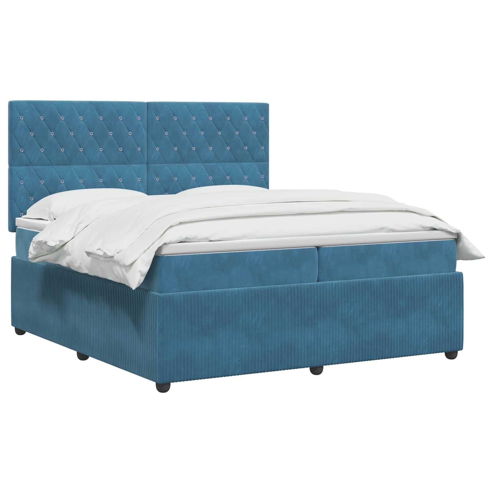 Blau gepolstertes Bett mit gestepptem Kopfteil und weißer Bettwäsche auf einfachem weißem Hintergrund.