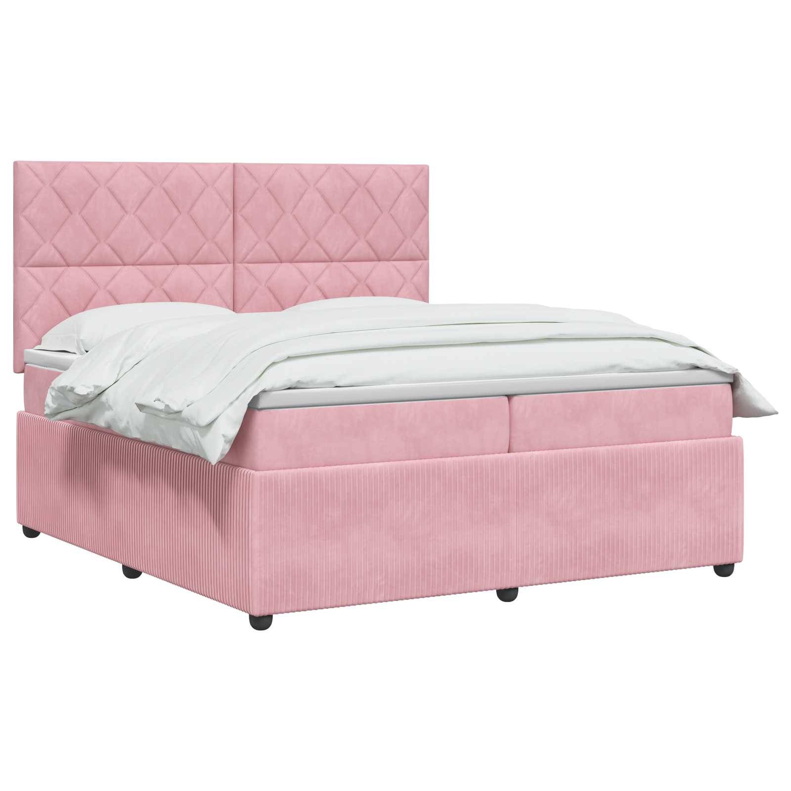 Rosa gepolstertes Bett mit gestepptem Kopfteil und weißer Bettwäsche auf weißem Hintergrund.