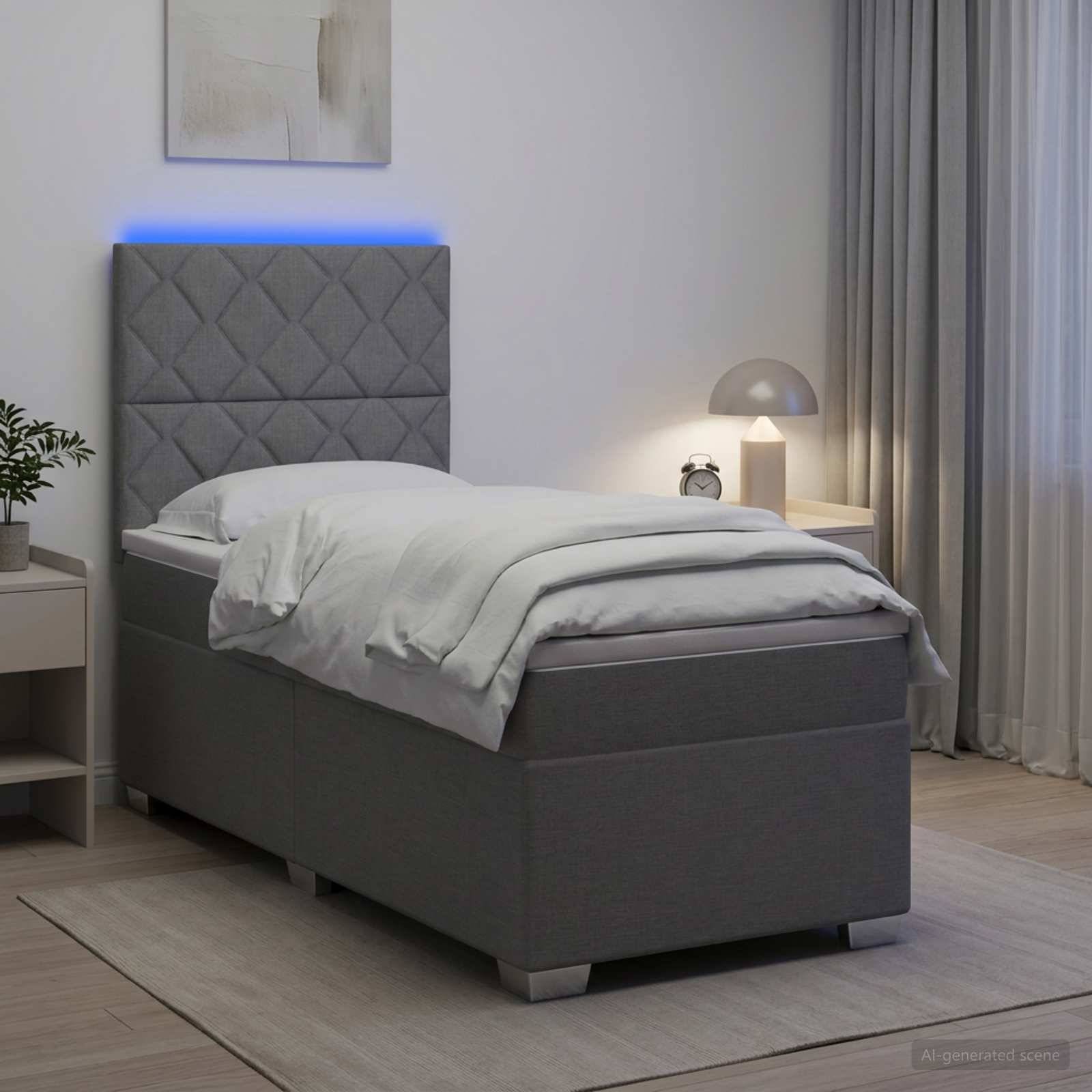 Modernes Einzelbett mit grauem gepolstertem Kopfteil und blauer LED-Hintergrundbeleuchtung in einem minimalistischen Schlafzimmer, mit Nachttischlampe, Vorhängen und Teppich.