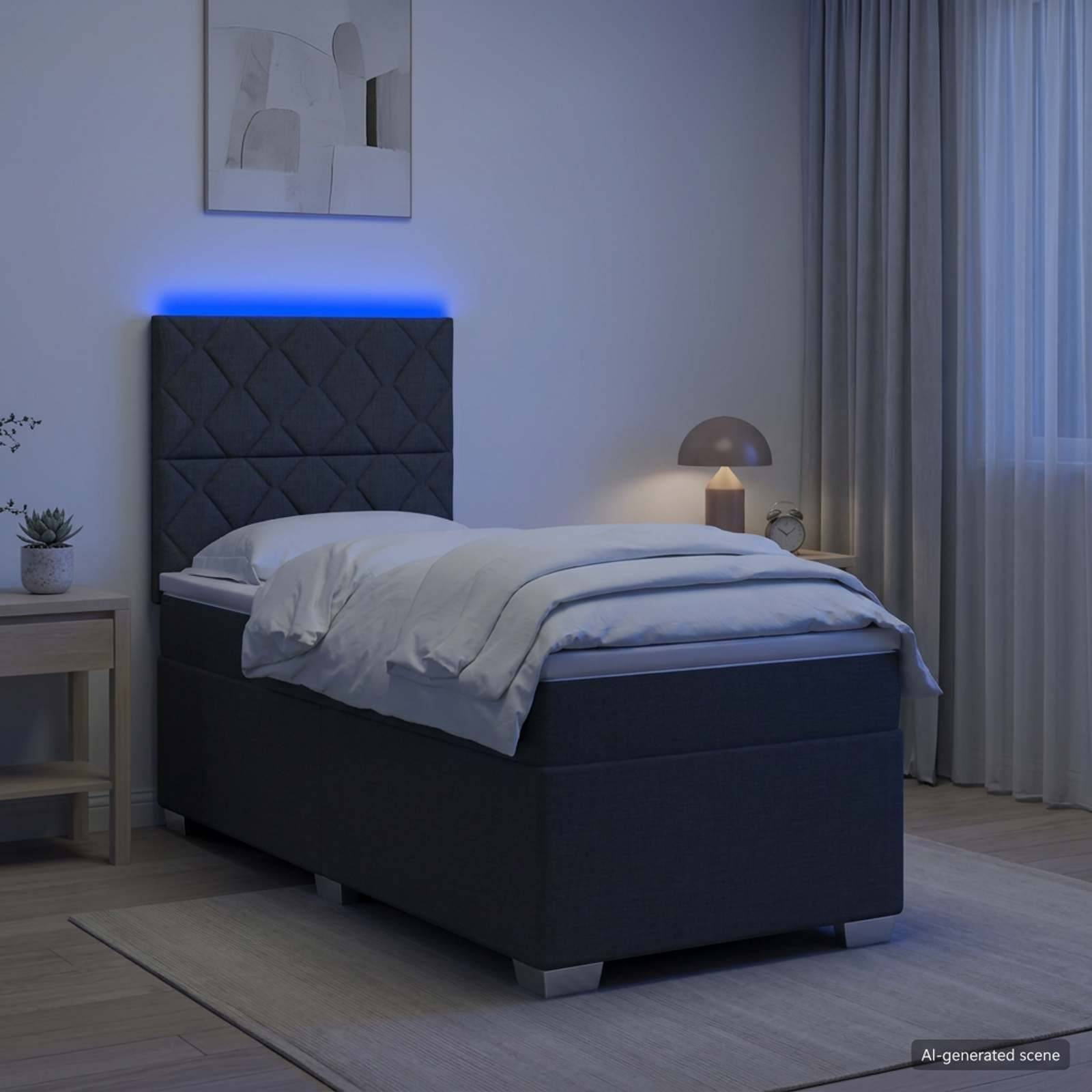 Modernes Schlafzimmer mit einem dunkel gepolsterten Einzelbett, weißer Bettwäsche, blauem Kopfleuchte, Nachttischlampe, Nachttisch, Vorhängen und minimalistischer Wandkunst.