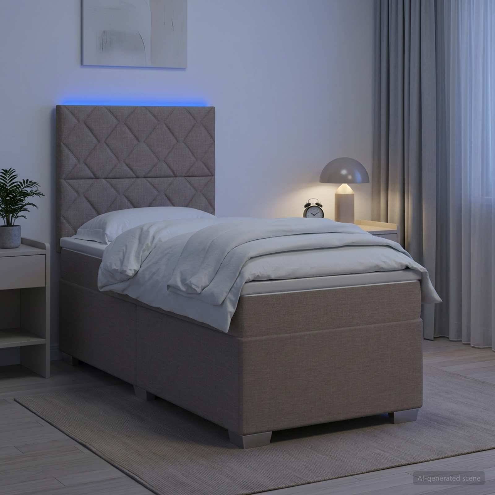 Modernes Schlafzimmer mit einem grau gepolsterten Bett, weißer Bettwäsche, Nachttischlampe, Pflanze und Vorhängen in einem sanft beleuchteten, minimalistischen Raum.