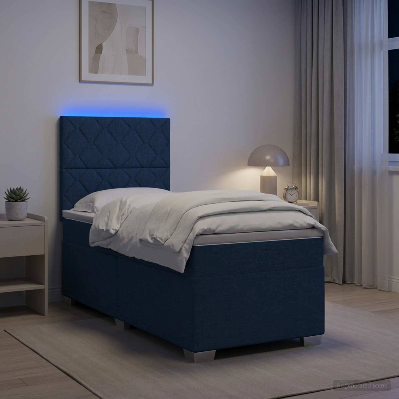 Modernes Schlafzimmer mit einem blaugepolsterten Bett, weißer Bettwäsche, Nachttischlampe, kleinem Tisch, Vorhängen und gerahmter Wandkunst.