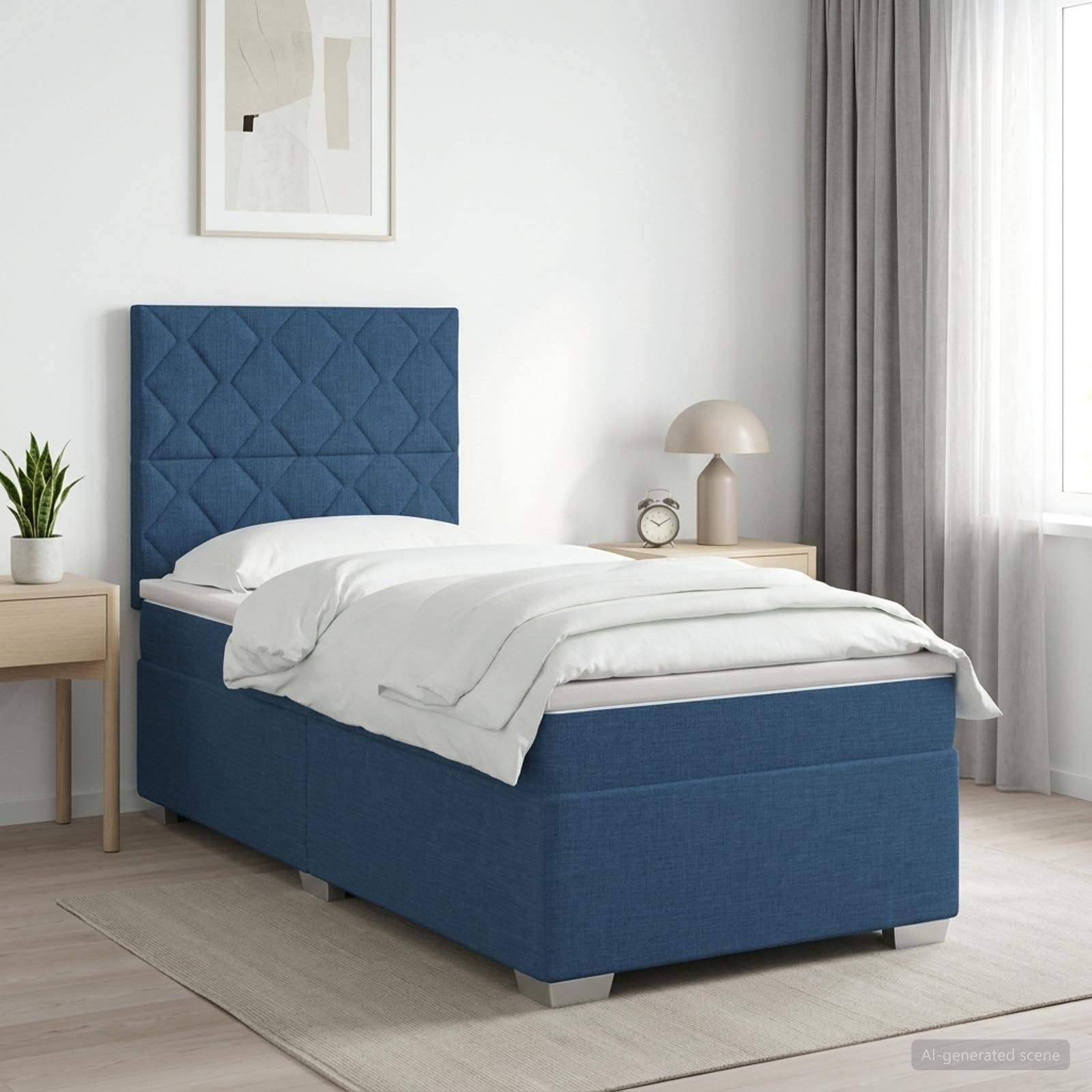 Blau gepolstertes Einzelbett in einem hellen, minimalistischen Schlafzimmer mit weißer Bettwäsche, Nachttischen, Lampe, Uhr, Pflanze und Vorhängen.