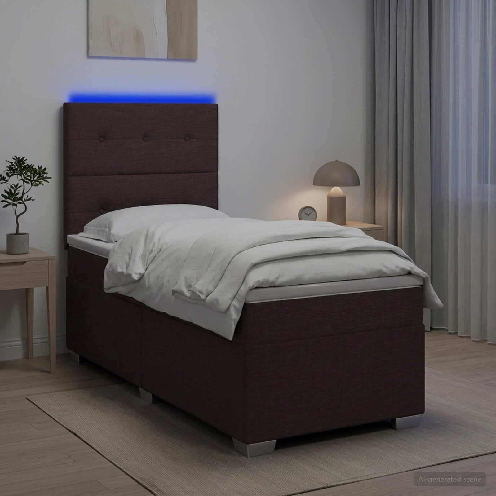 Ein modernes Einzelbett mit weißer Bettwäsche und einem blau beleuchteten LED-Kopfteil in einem minimalistischen Schlafzimmer neben einem Nachttisch, einer Lampe und Vorhängen.