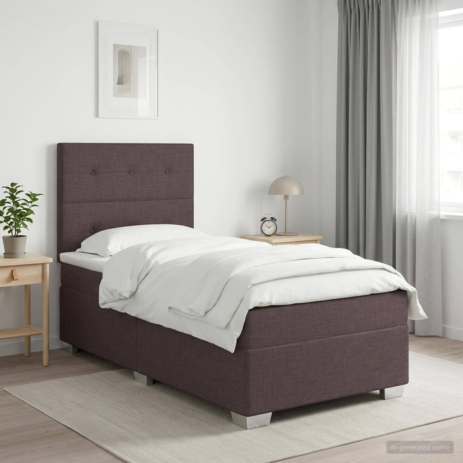 Ein ordentlich gemachtes Einzelbett mit dunkel gepolstertem Kopfteil und Bettsockel in einem hellen, minimalistischen Schlafzimmer, mit Nachttischen, Lampe, Pflanze und Vorhängen.