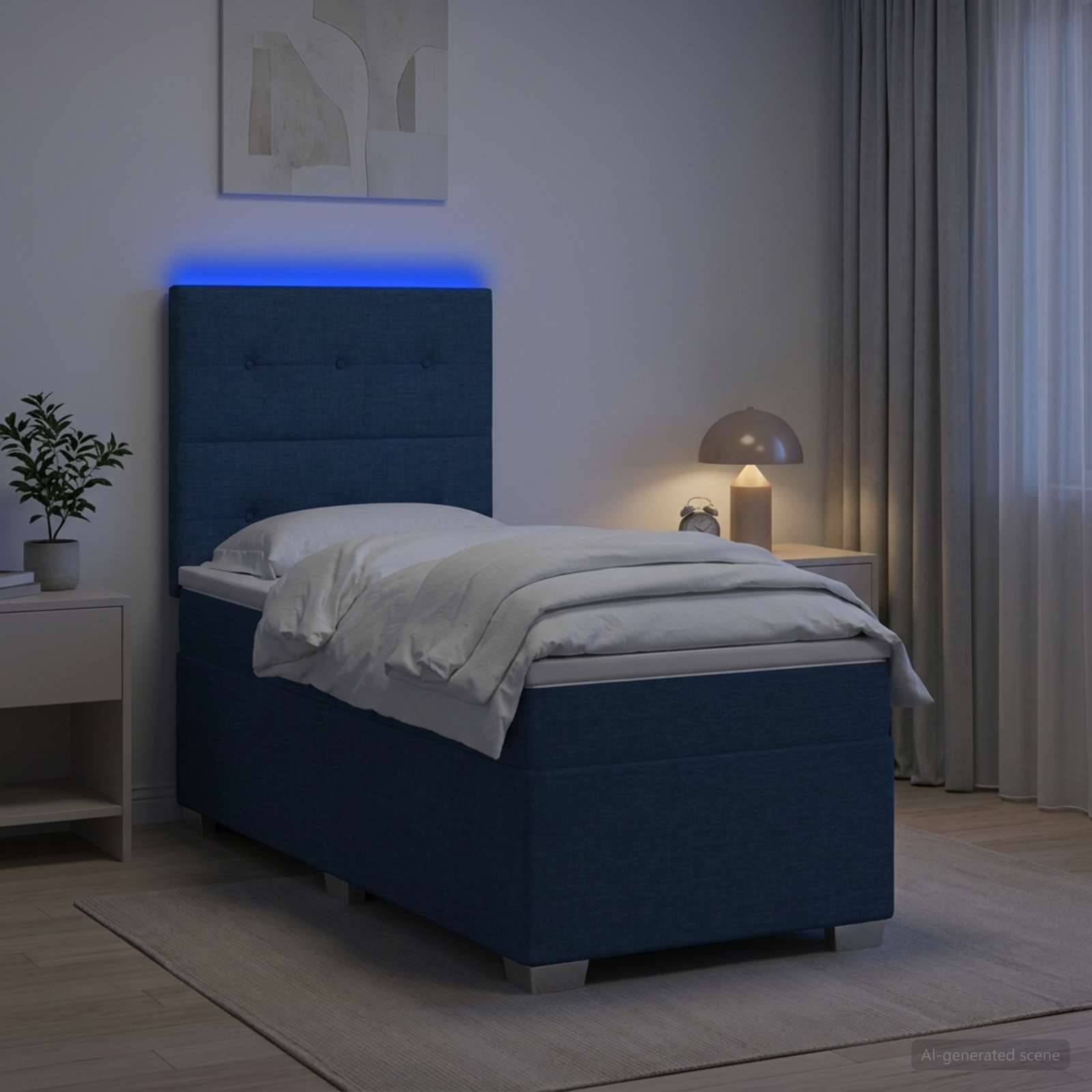 Ein ordentlich gemachtes Einzelbett mit gepolstertem blauem Kopfteil und leuchtender blauer LED-Leiste, gezeigt in einem modernen Schlafzimmer neben einer Lampe und Vorhängen.
